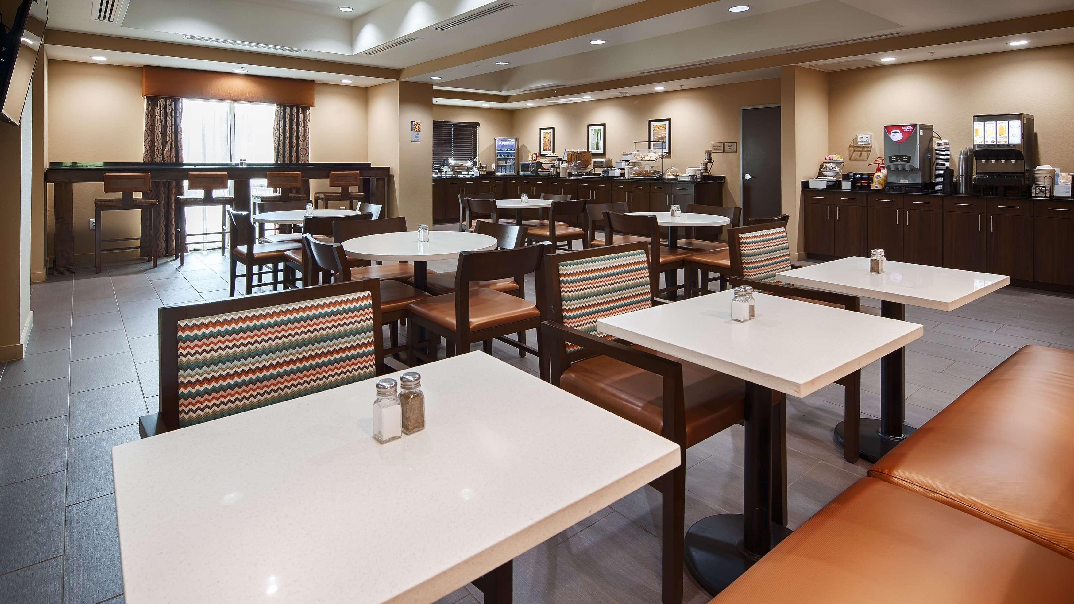 Best Western Plus Elmendorf Hotel / San Antonio