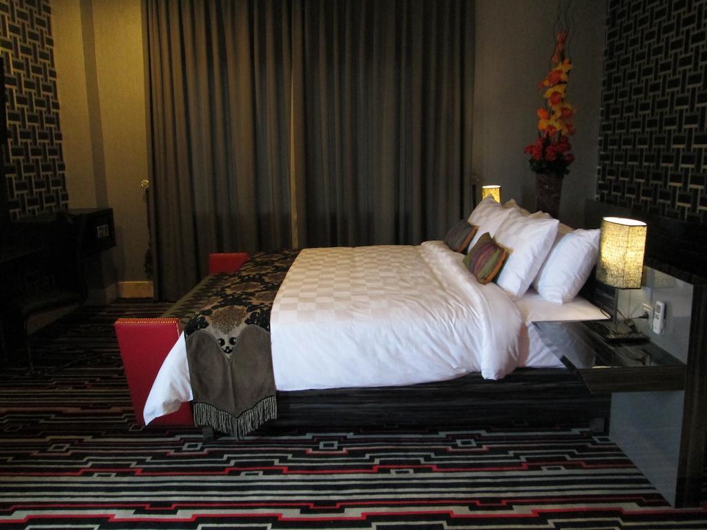 M Boutique Makassar