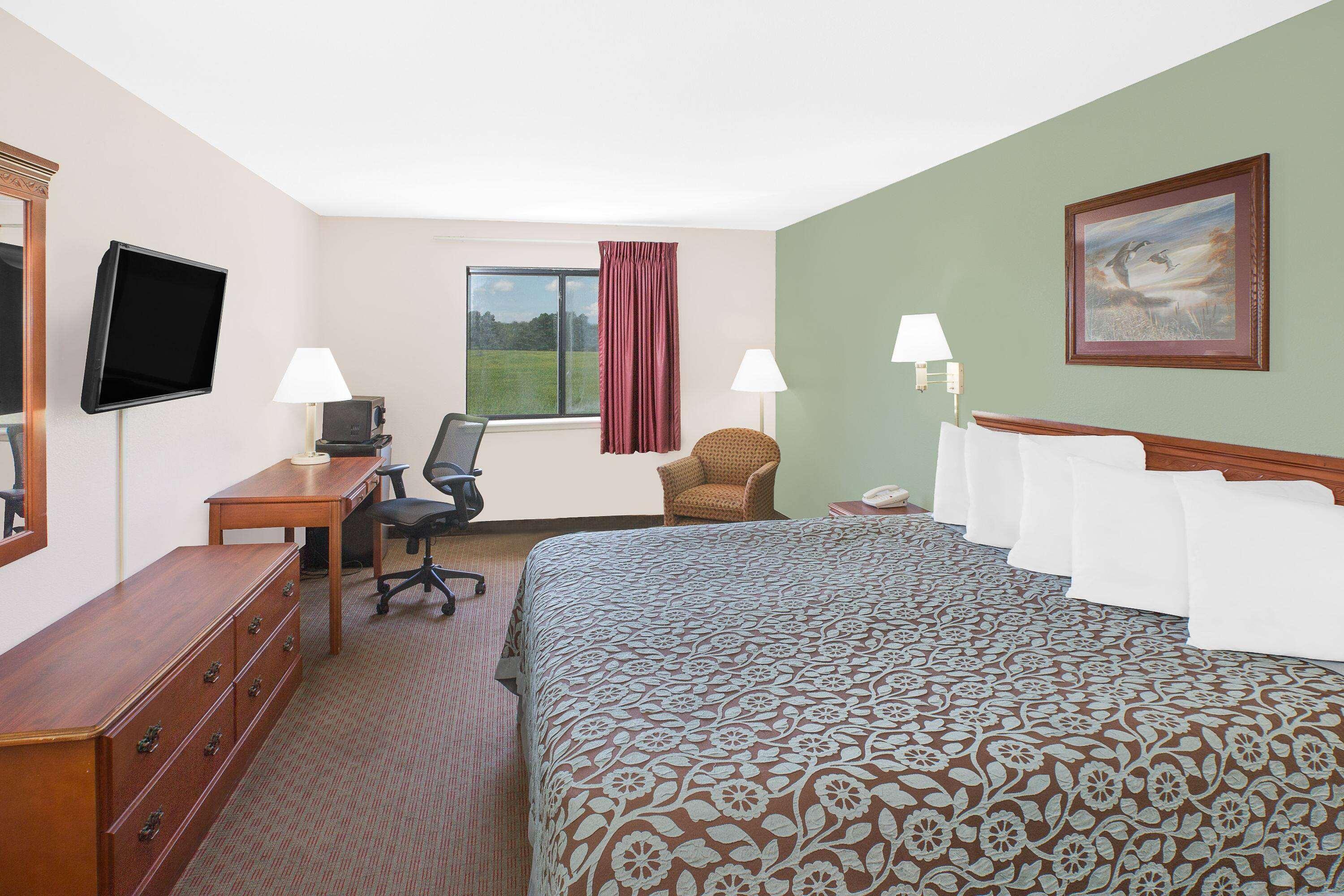 Days Inn & Suites By Wyndham Brinkley