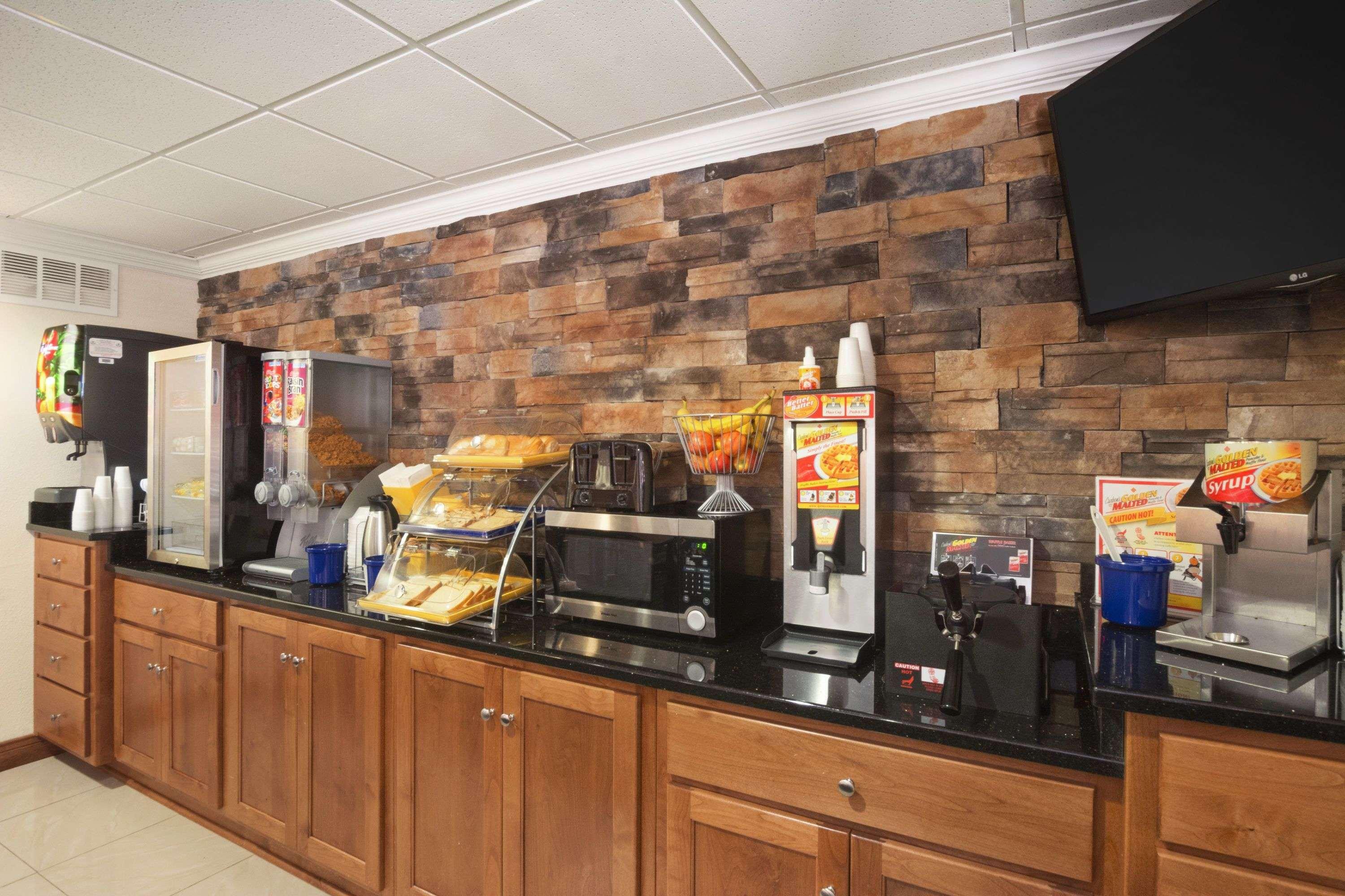 Days Inn & Suites By Wyndham Commerce