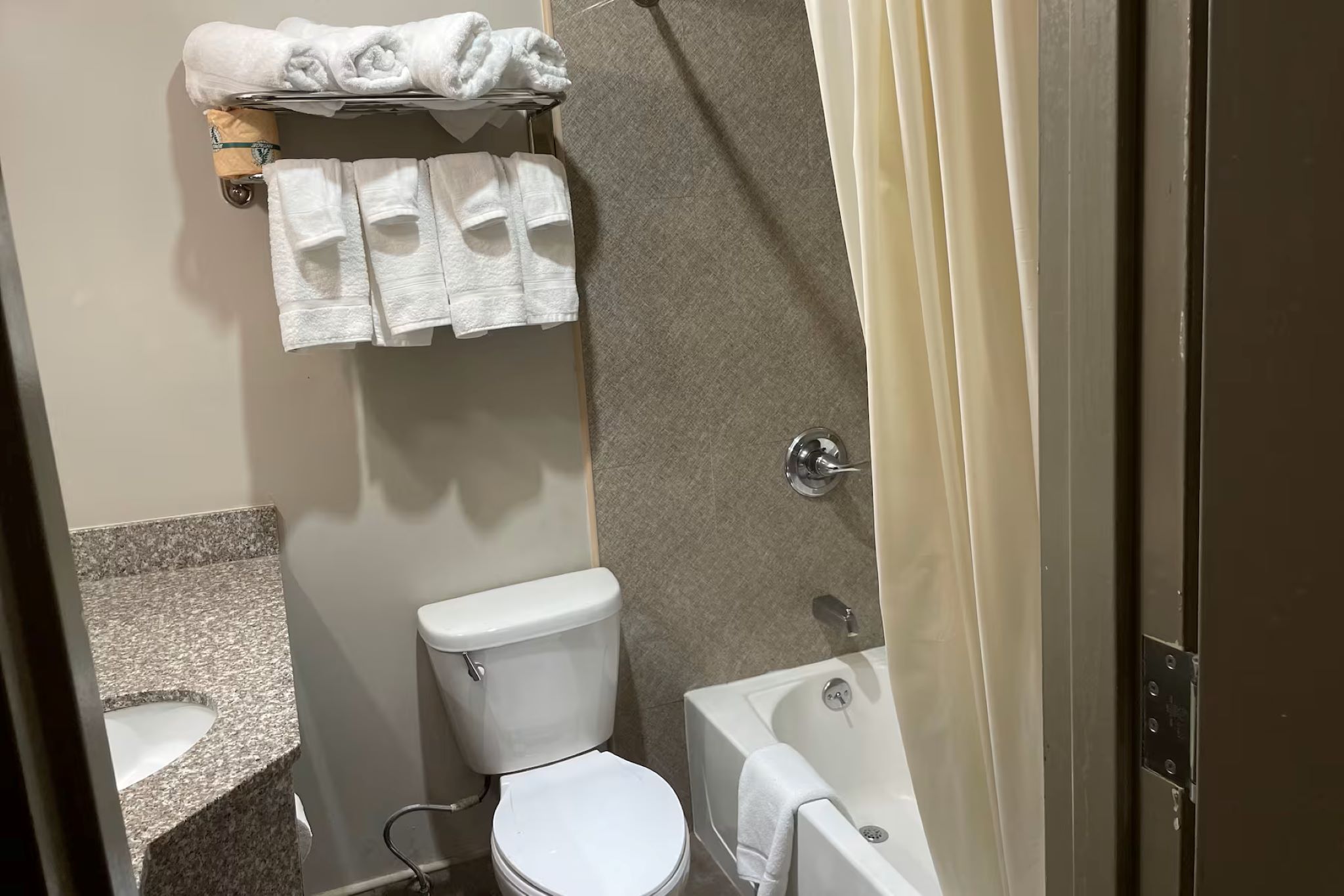 Days Inn & Suites by Wyndham Jamaica JFK Airport