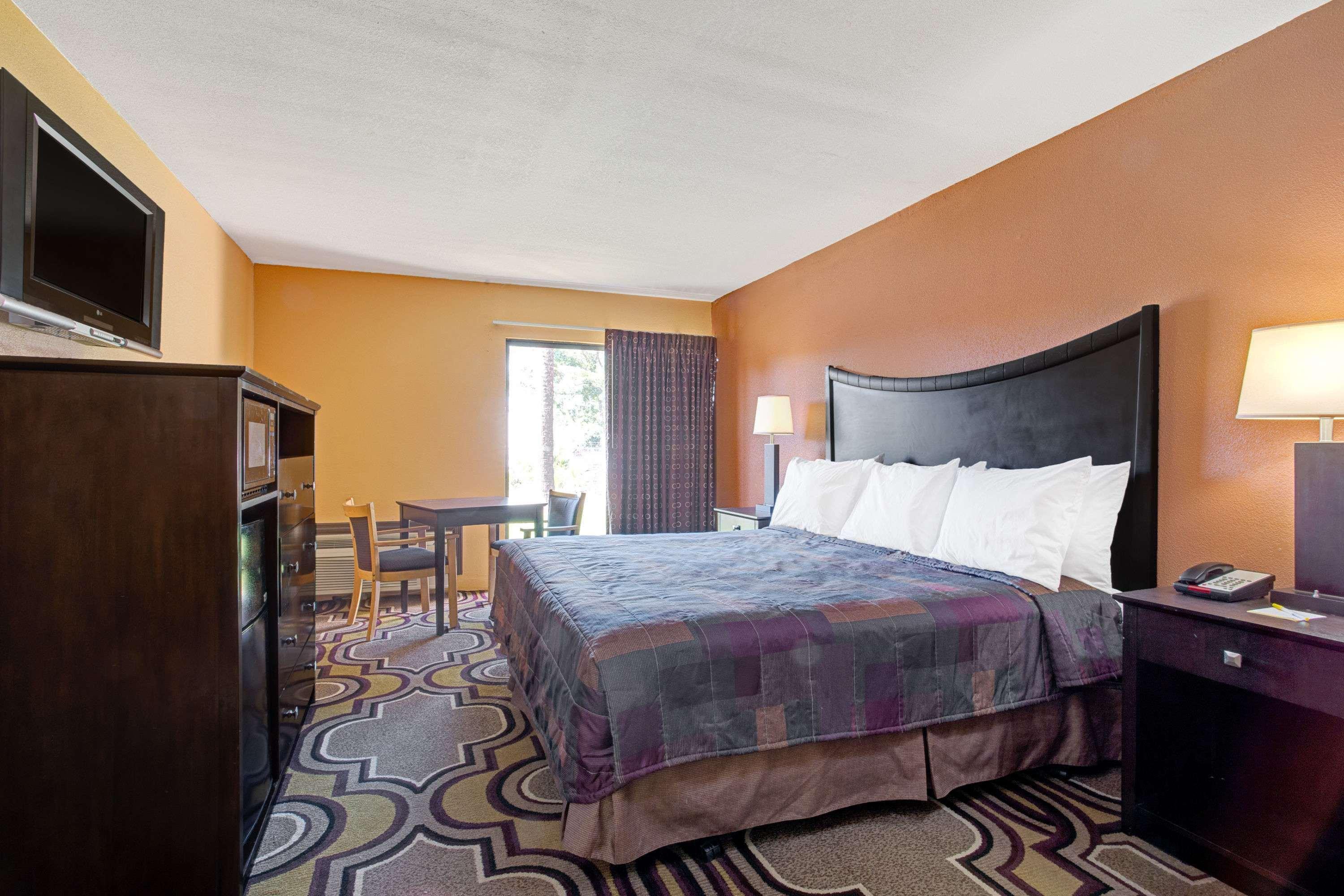 Days Inn & Suites by Wyndham Tampa near Ybor City