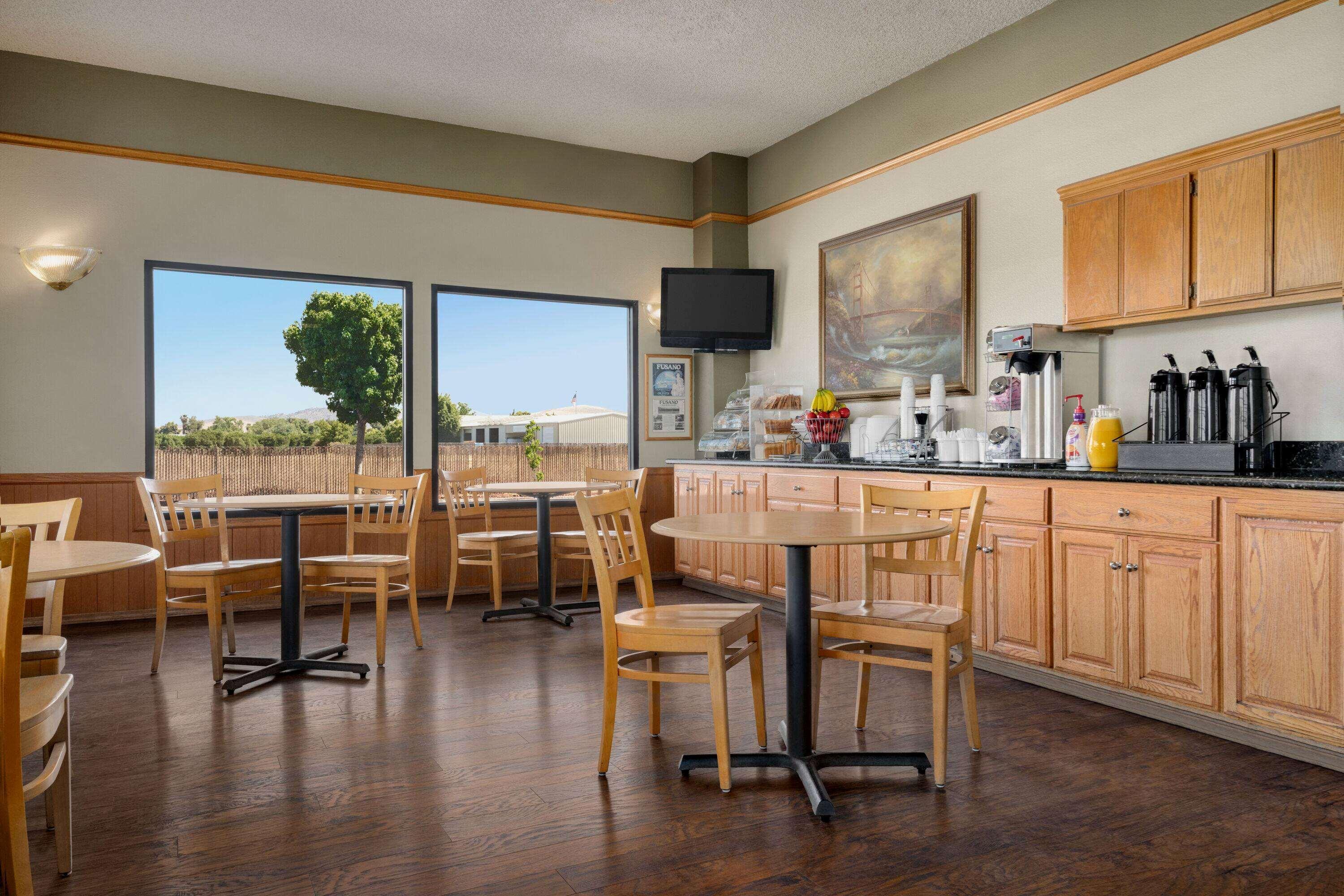 Super 8 by Wyndham Lindsay Olive Tree