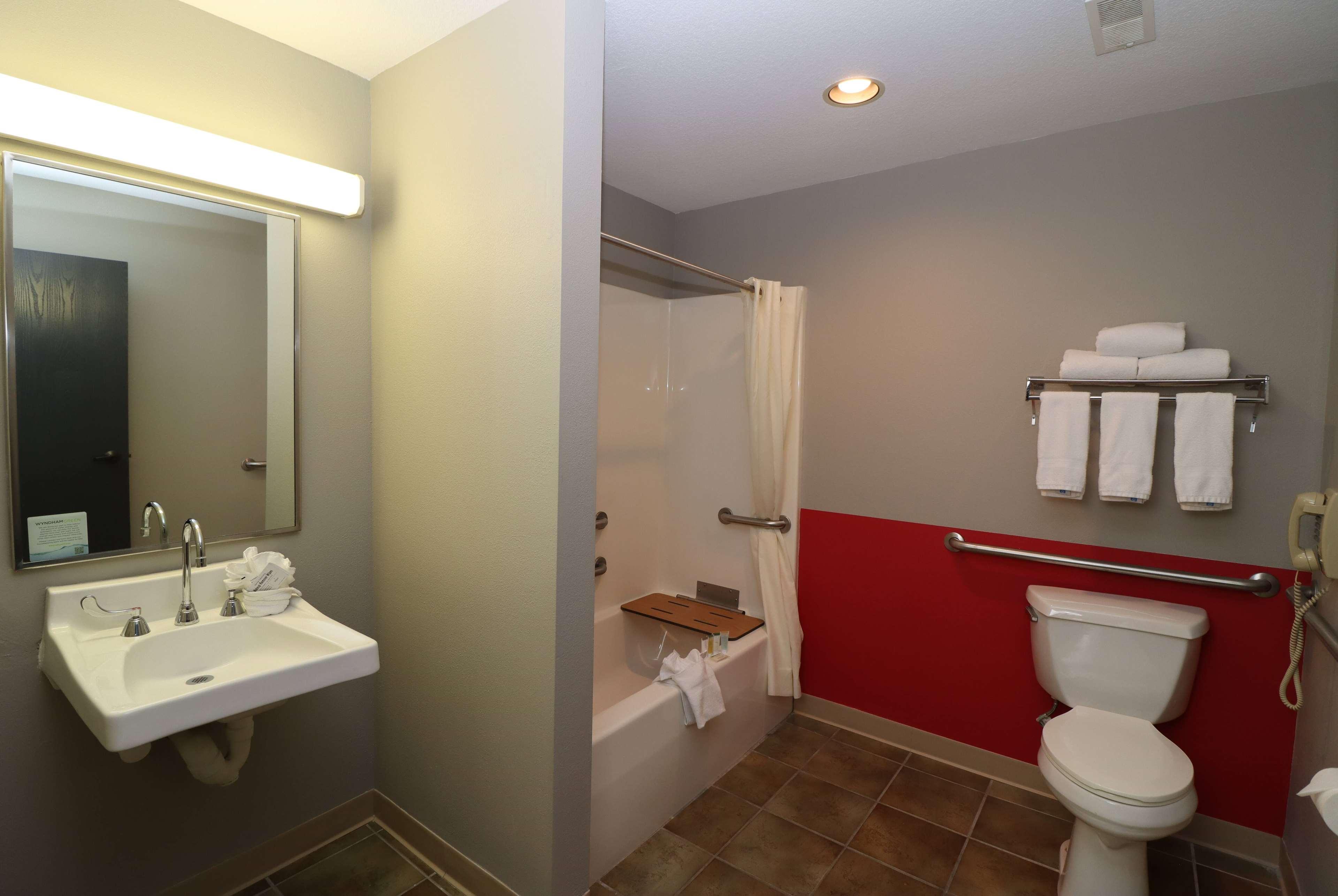 Super 8 by Wyndham Perryville