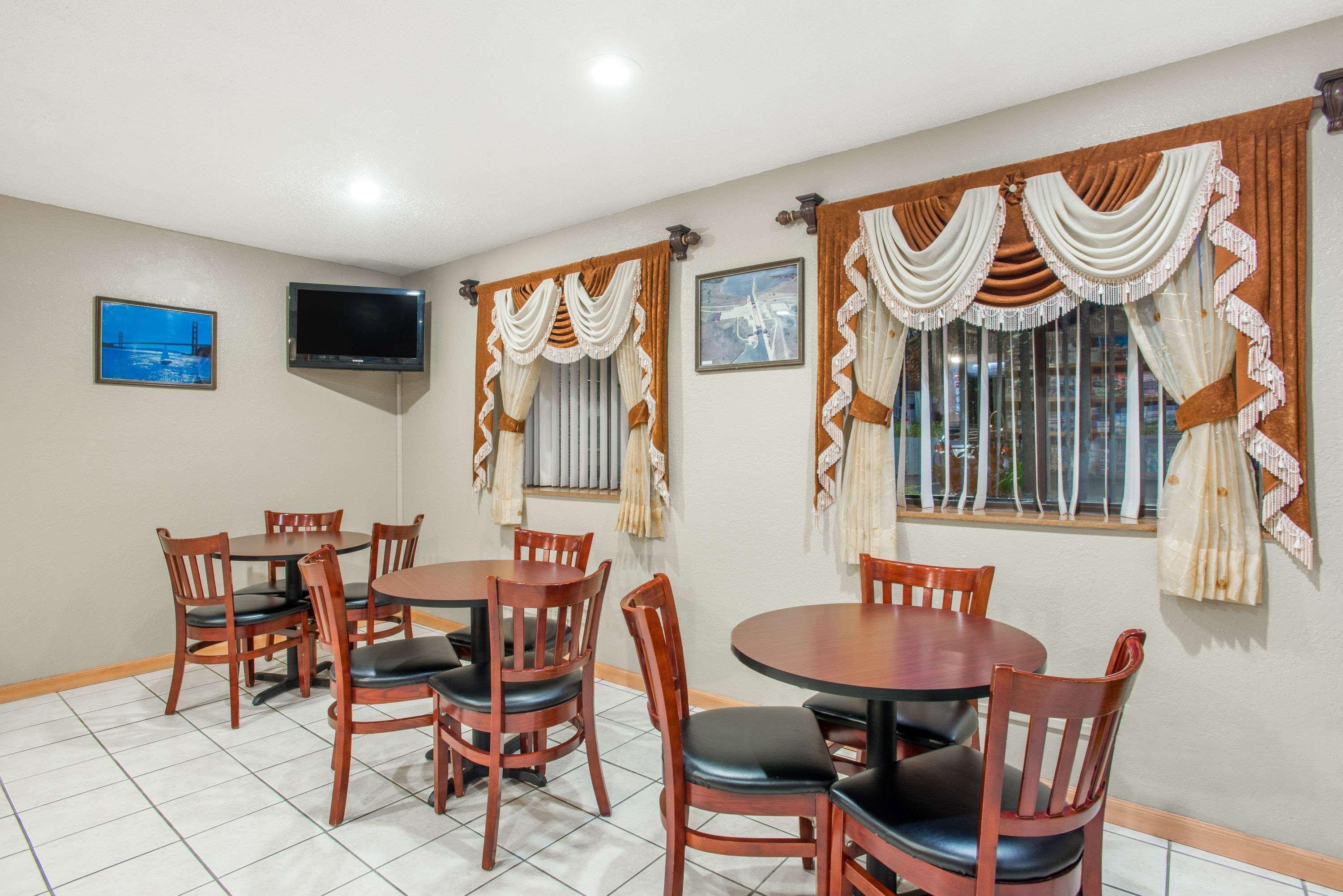 Super 8 By Wyndham Massena Ny