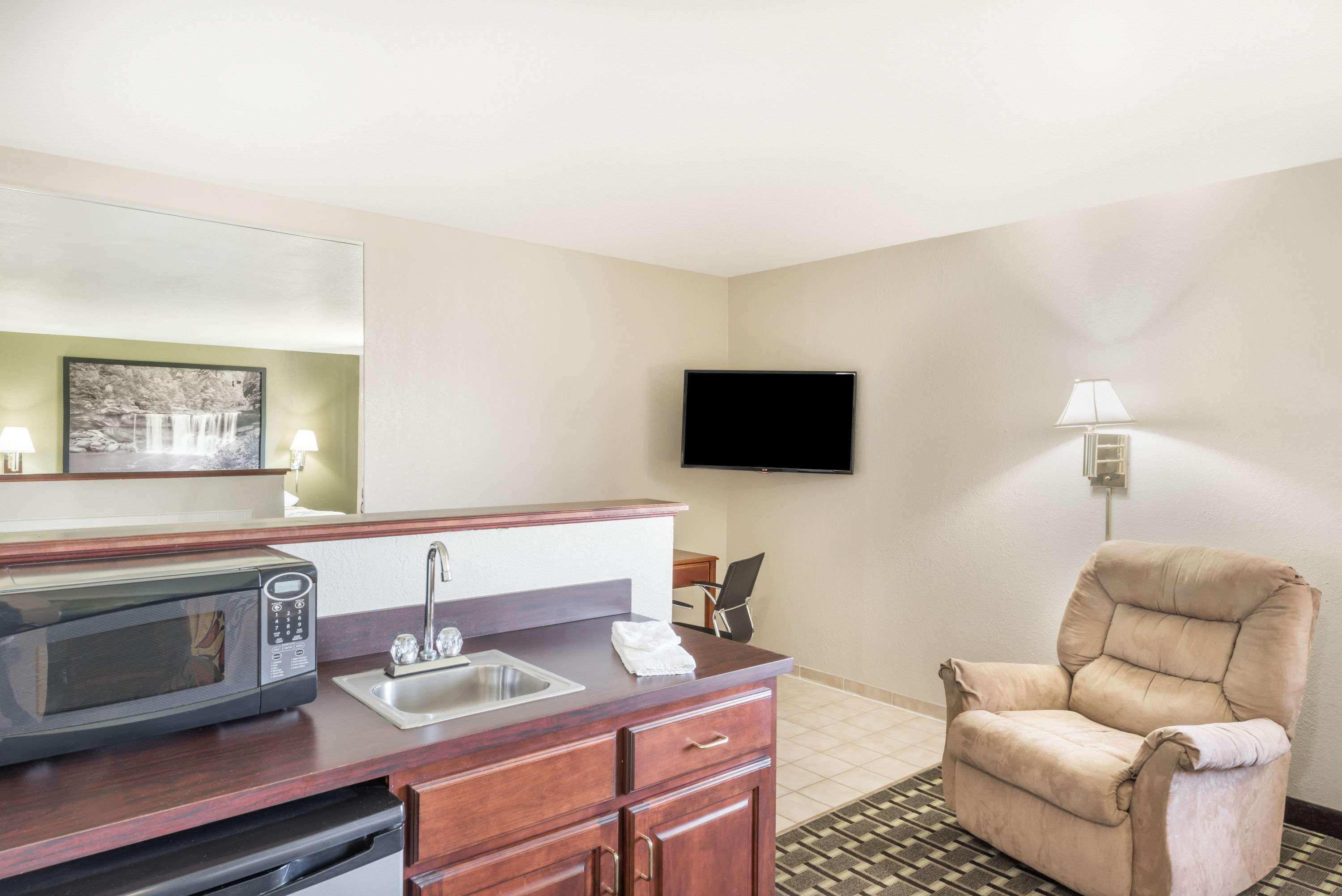 Super 8 By Wyndham Madison/Hanover Area