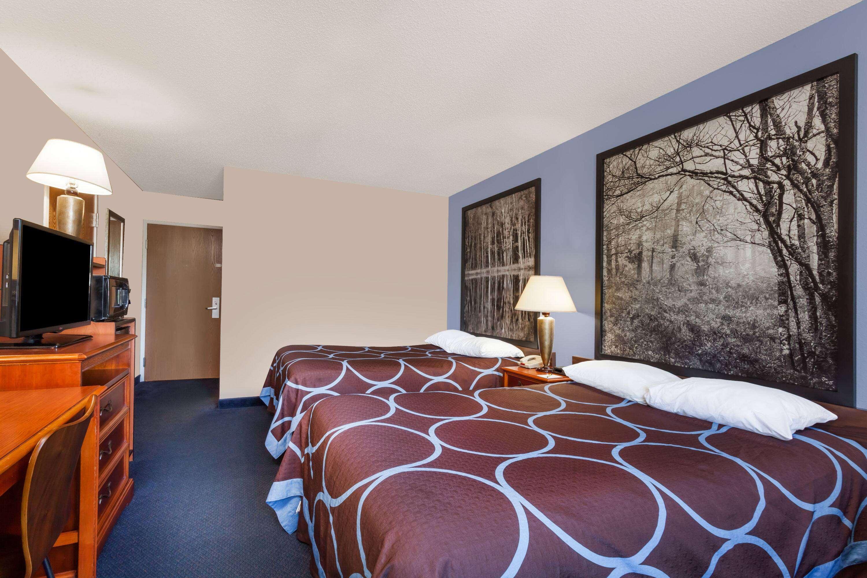 Super 8 By Wyndham Adrian