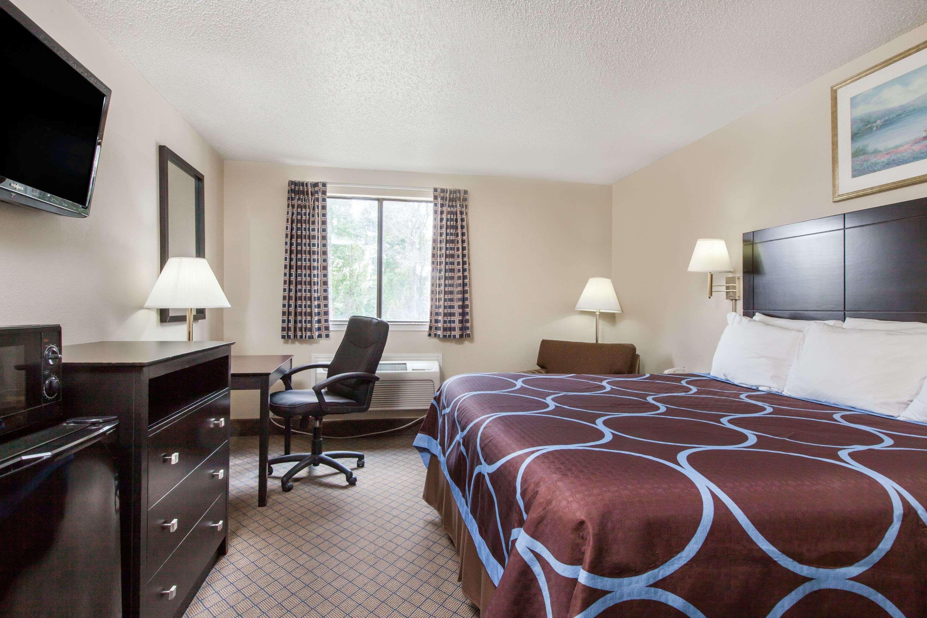 Super 8 by Wyndham Cleveland TX