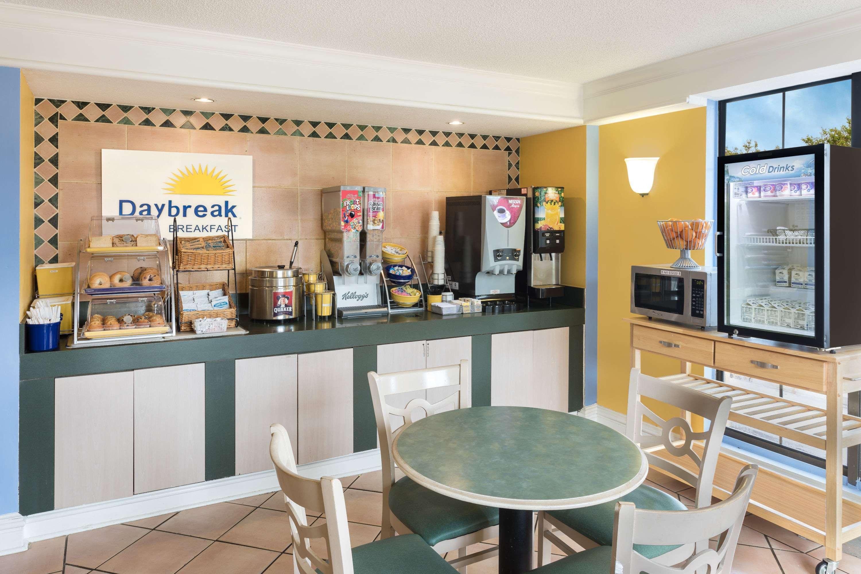 Days Inn & Suites by Wyndham Huntsville