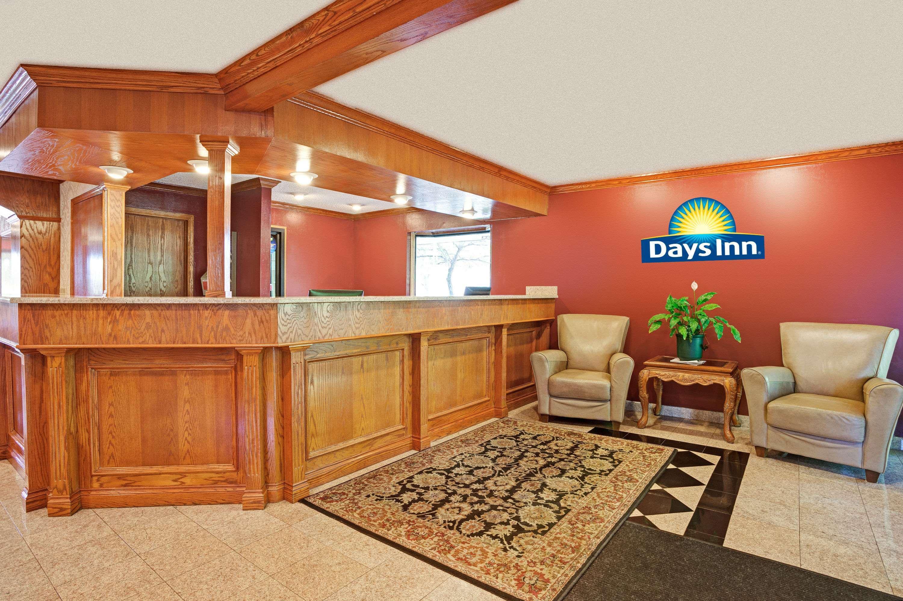 Days Inn & Suites by Wyndham Monroe