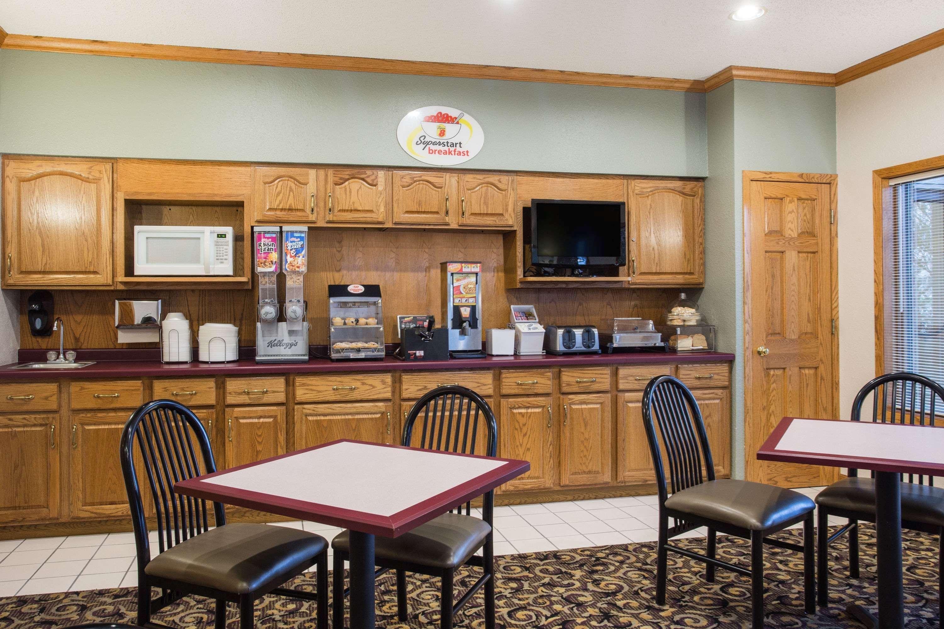 Super 8 by Wyndham Monroe WI