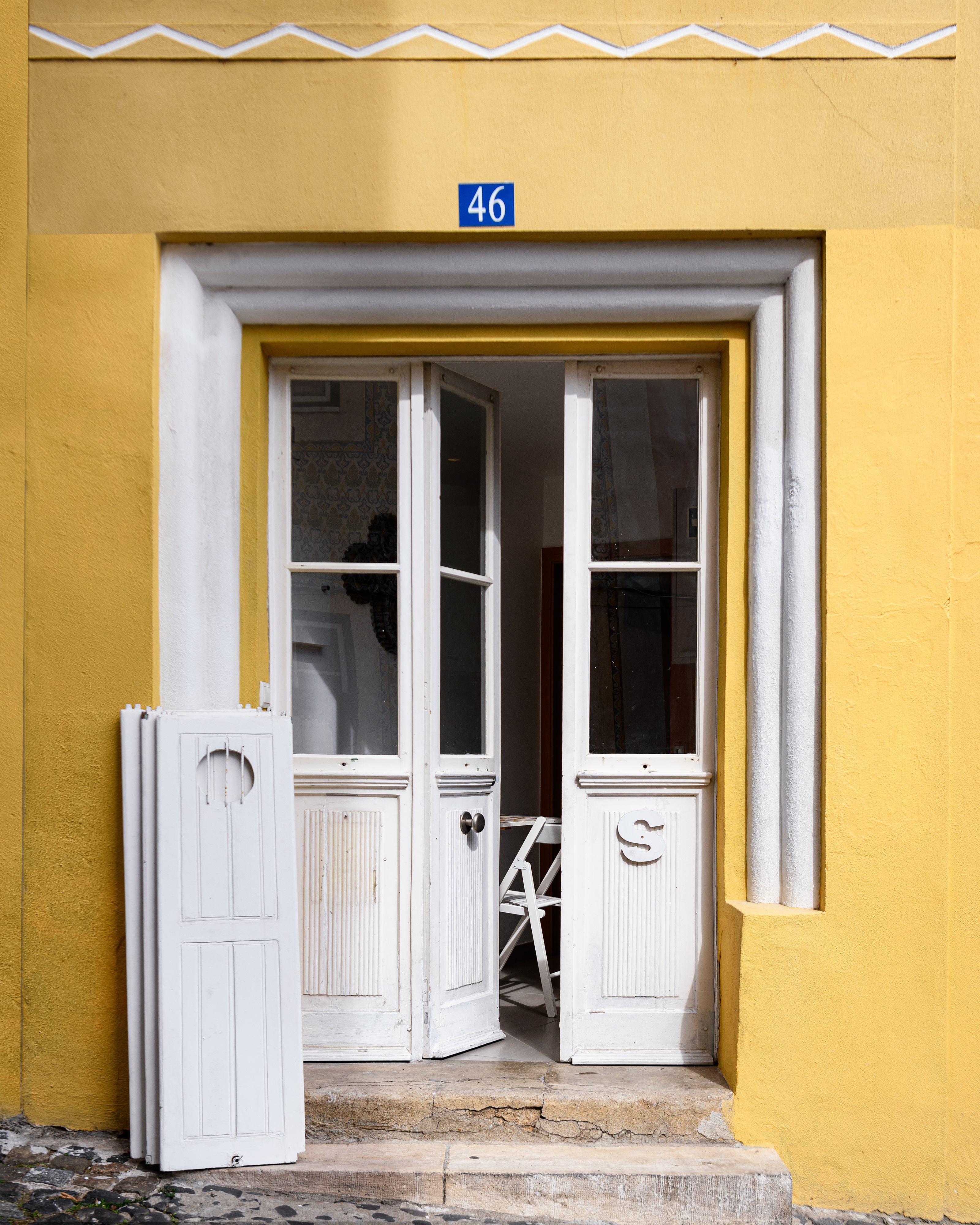Alfama Yellow House - Poză