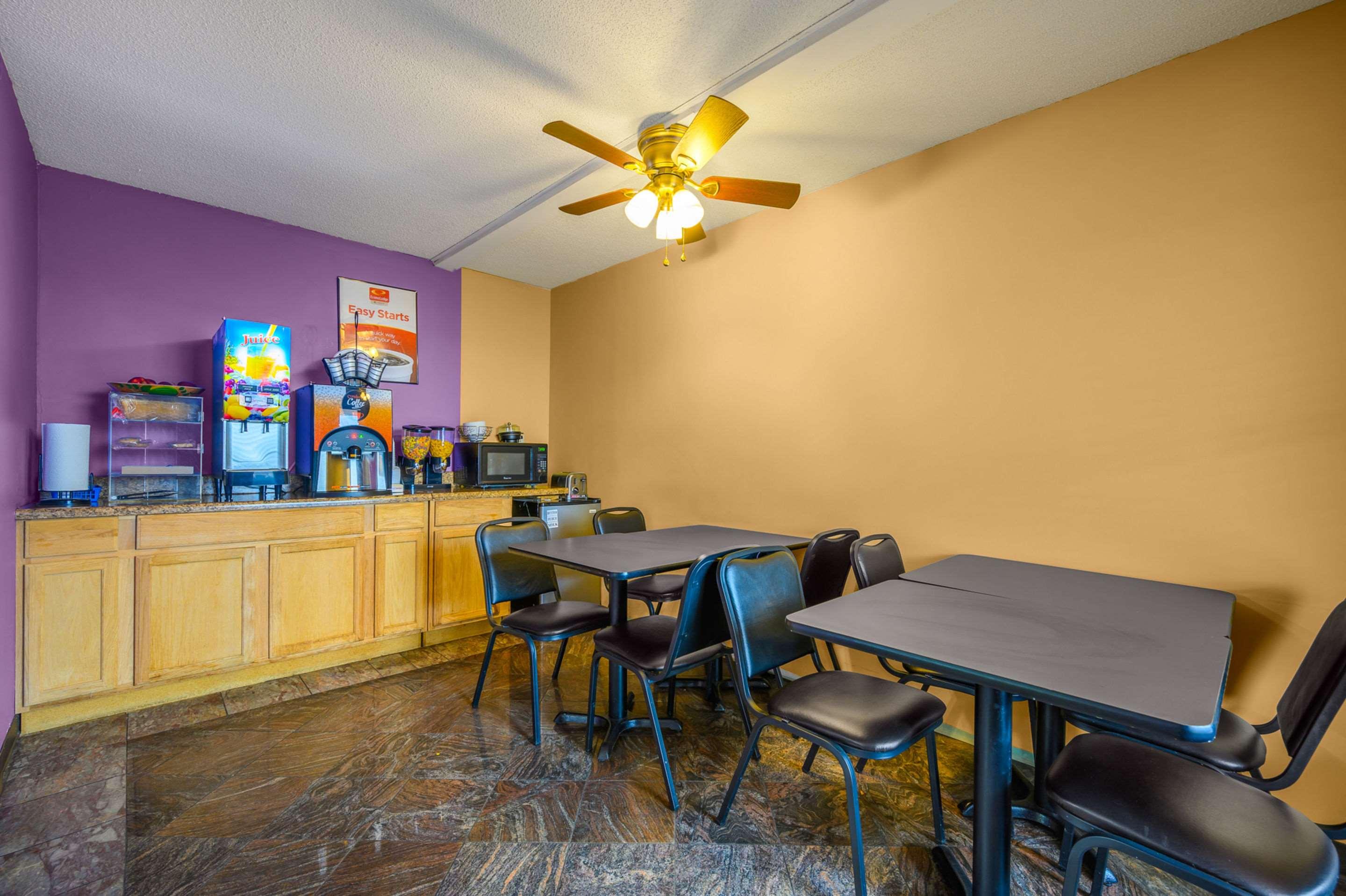 Econo Lodge Decatur Regional Airport