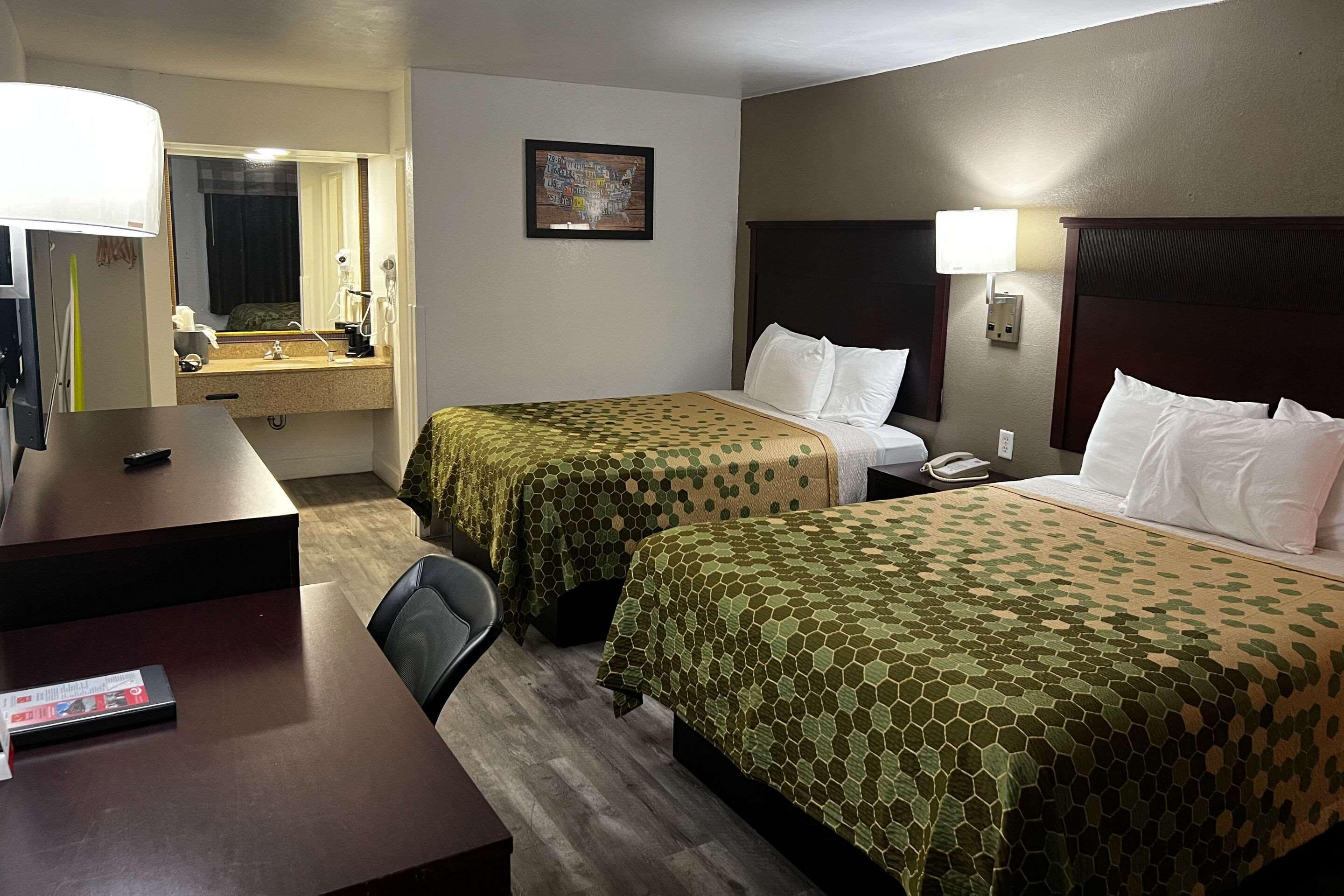 Econo Lodge Inn & Suites Macon