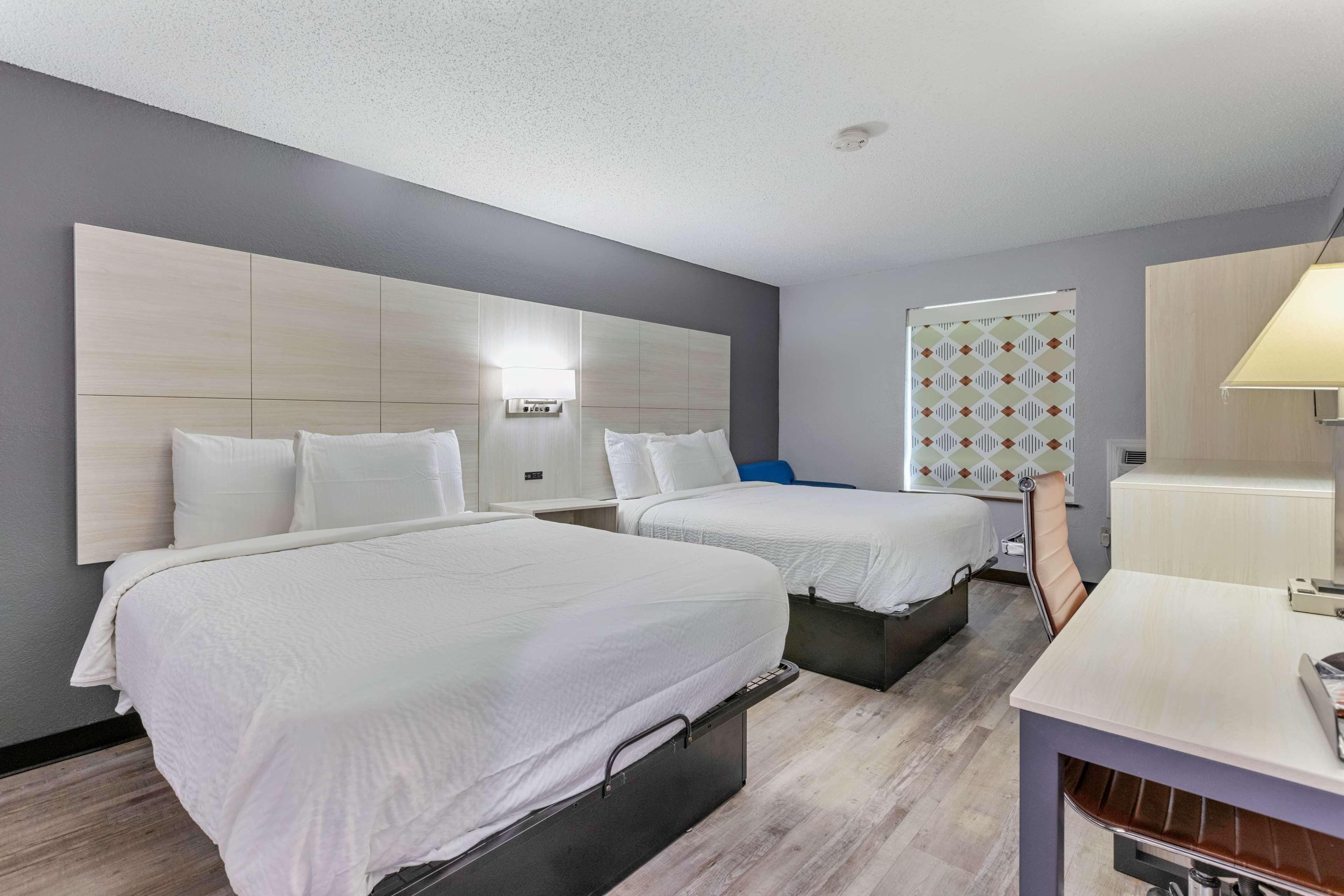 Days Inn by Wyndham Savannah Gateway I-95
