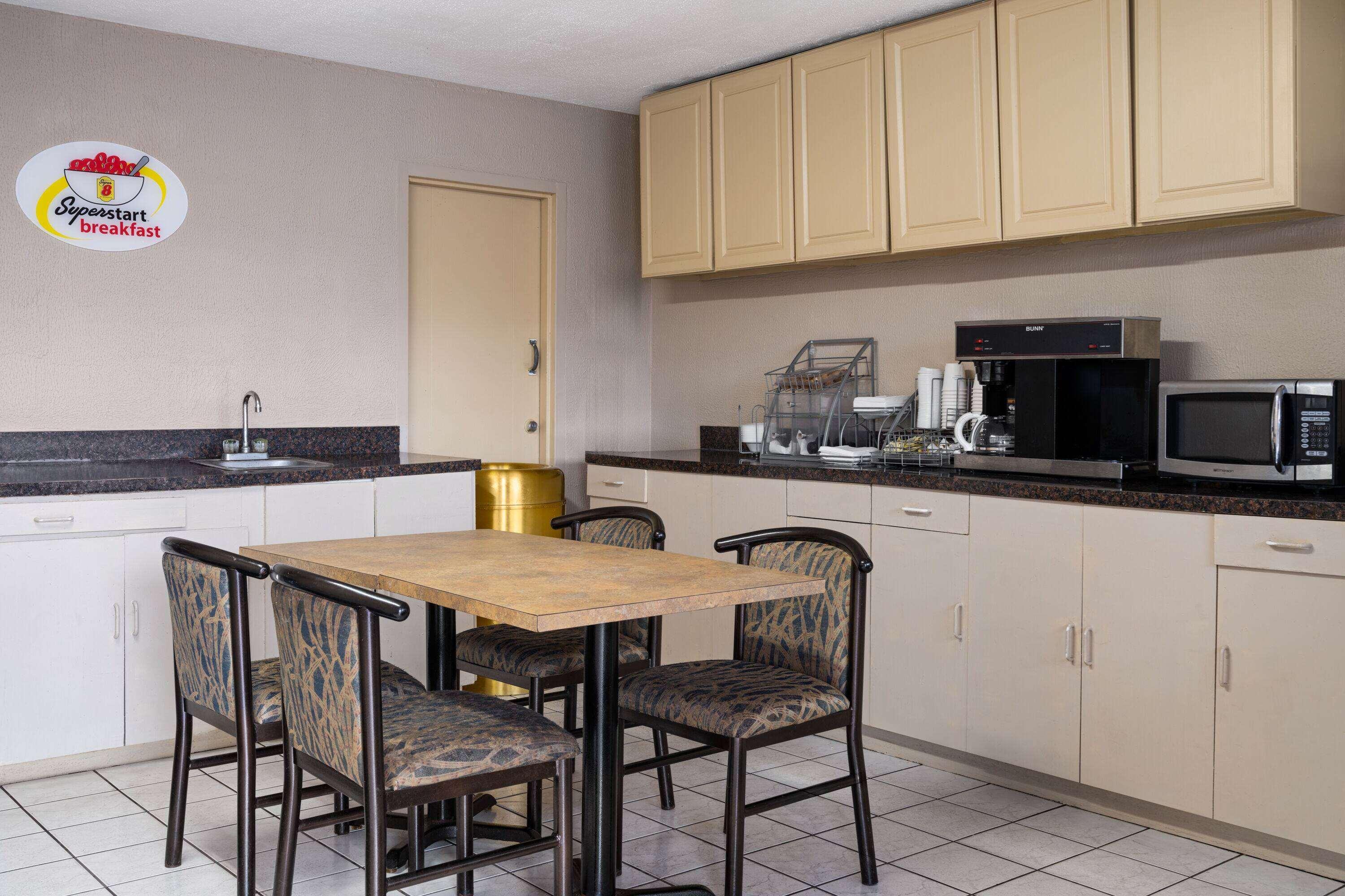 Super 8 by Wyndham Youngstown/Girard