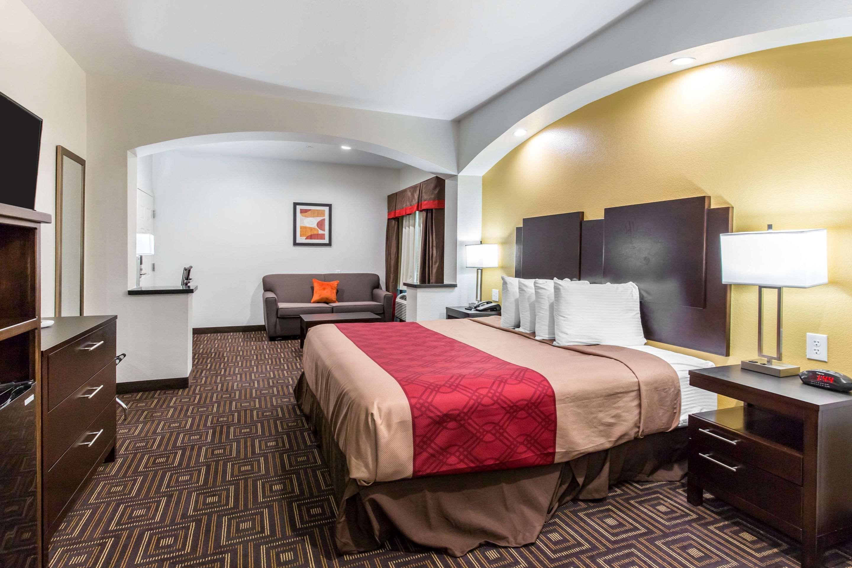 Econo Lodge Inn & Suites Spring
