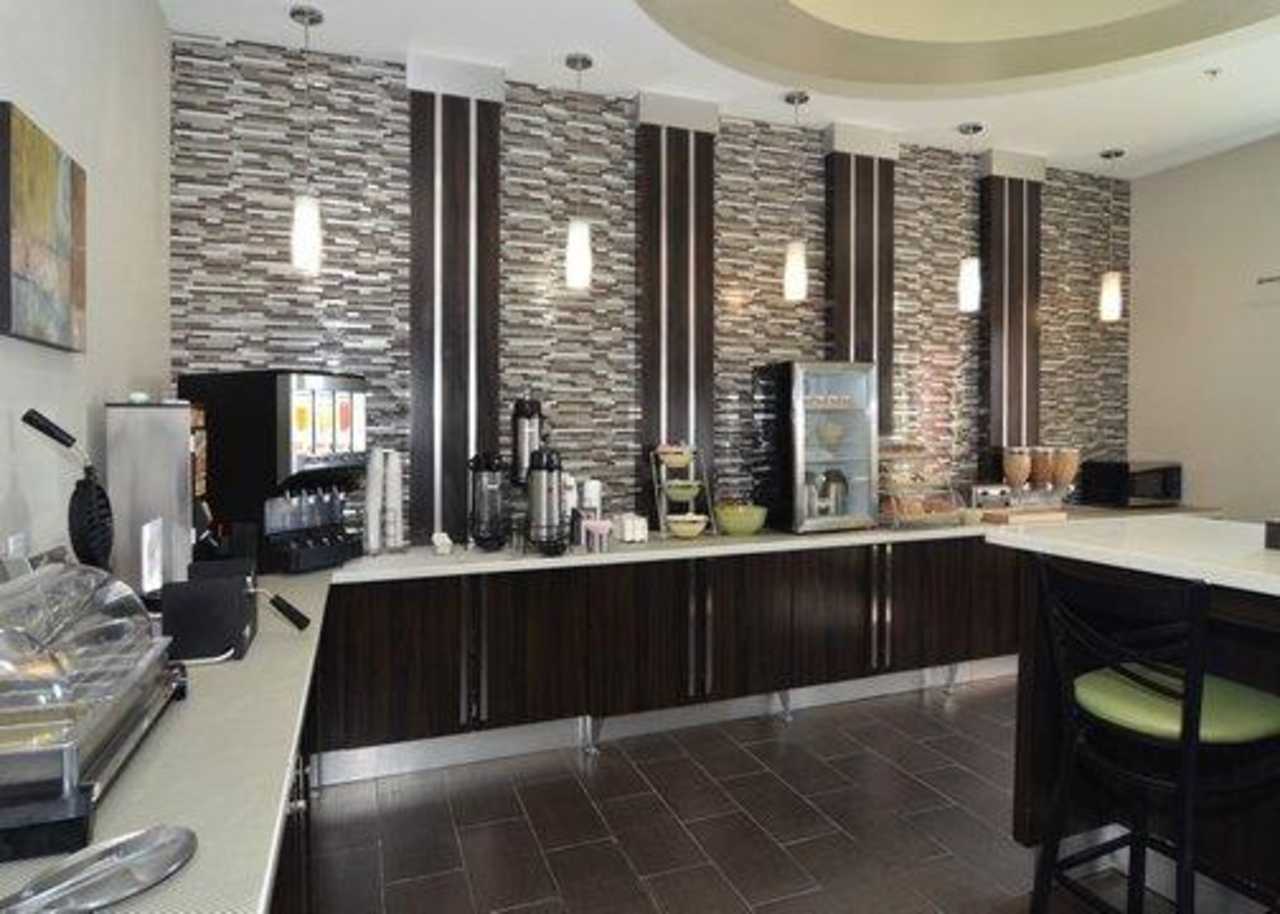 Quality Inn & Suites Kenedy - Karnes City
