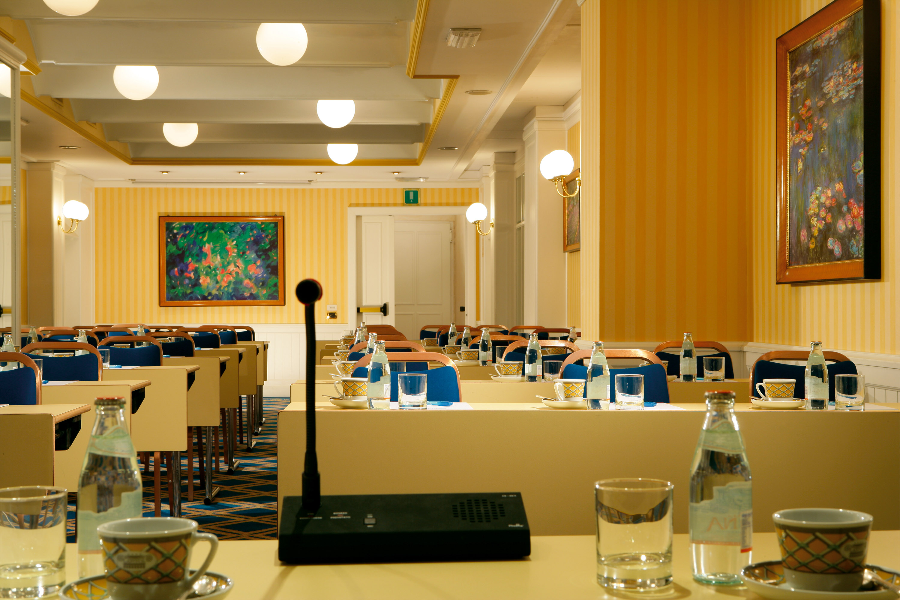 Hotel Capitol - photo