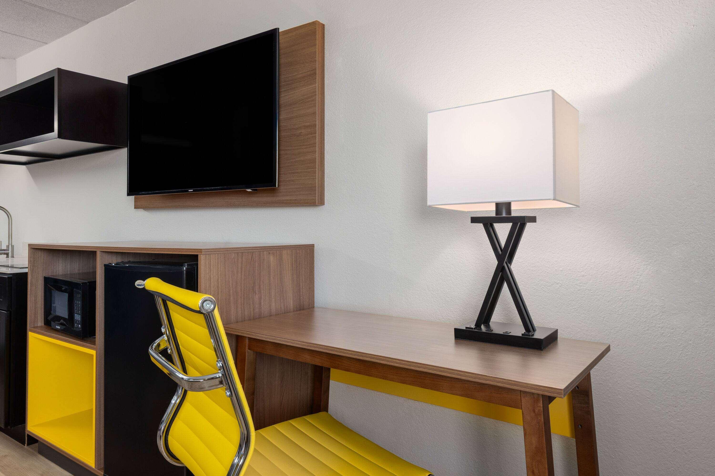 Days Inn & Suites Indianapolis Airport East