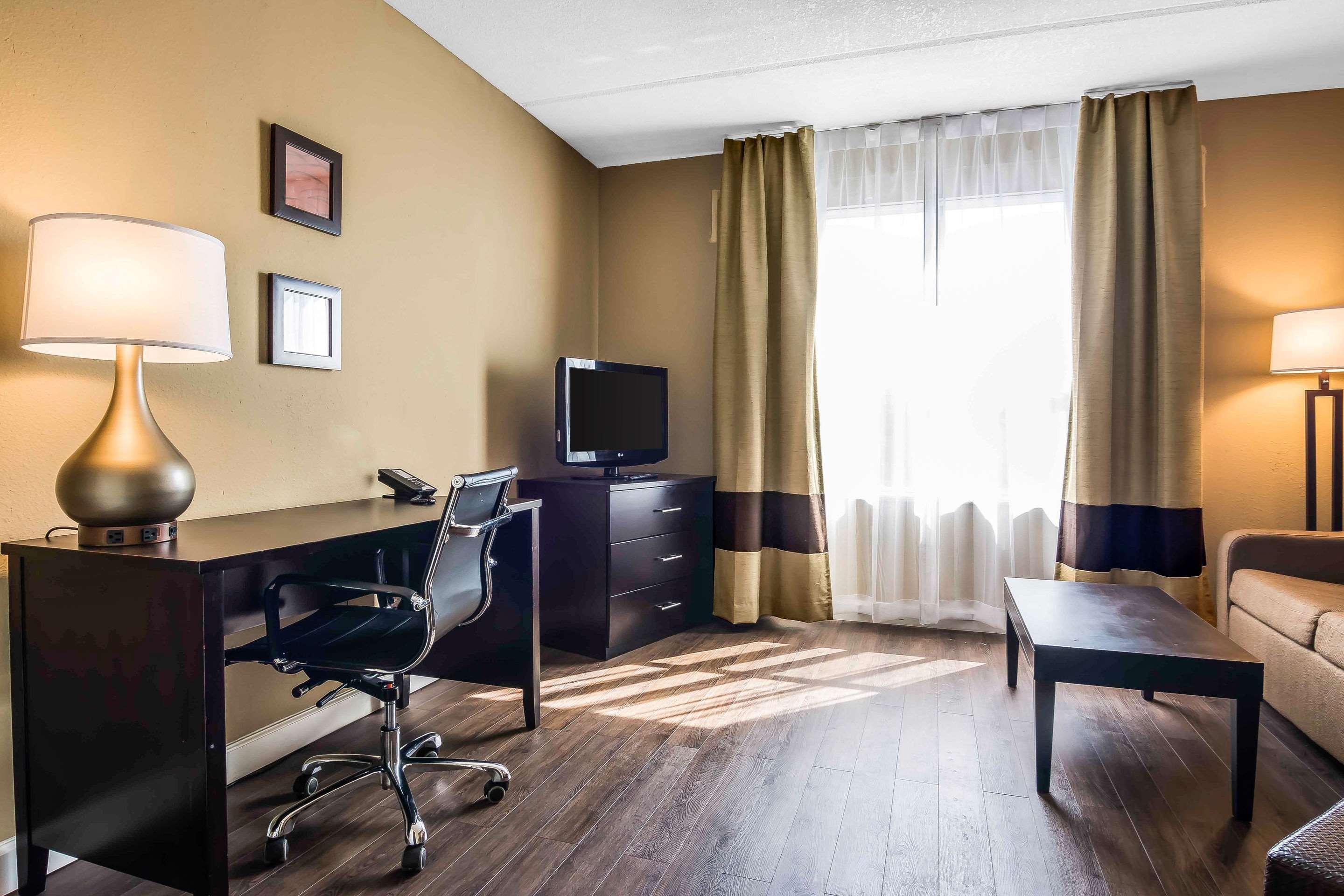 Comfort Inn & Suites near Six Flags