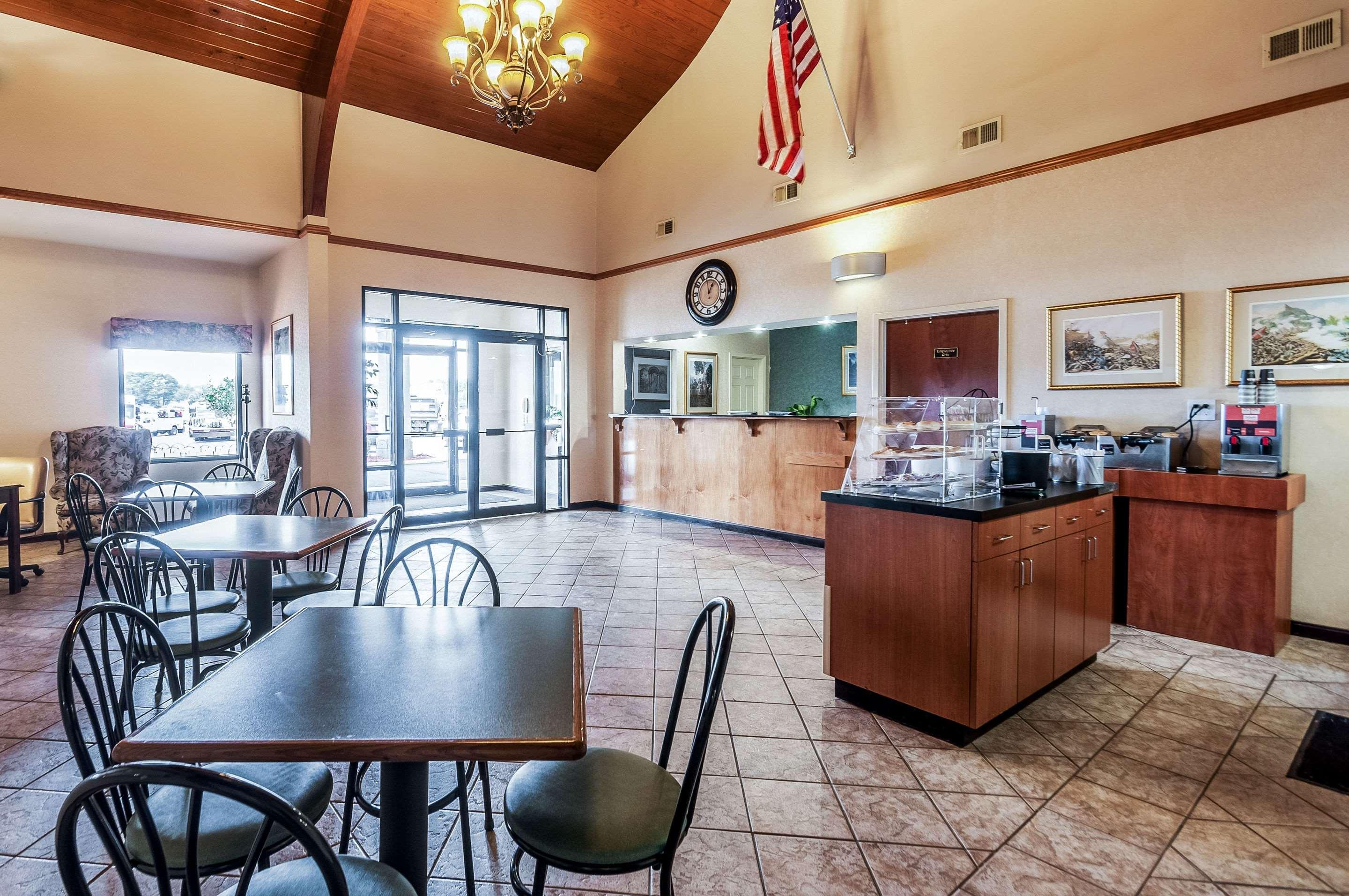 Econo Lodge Inn & Suites
