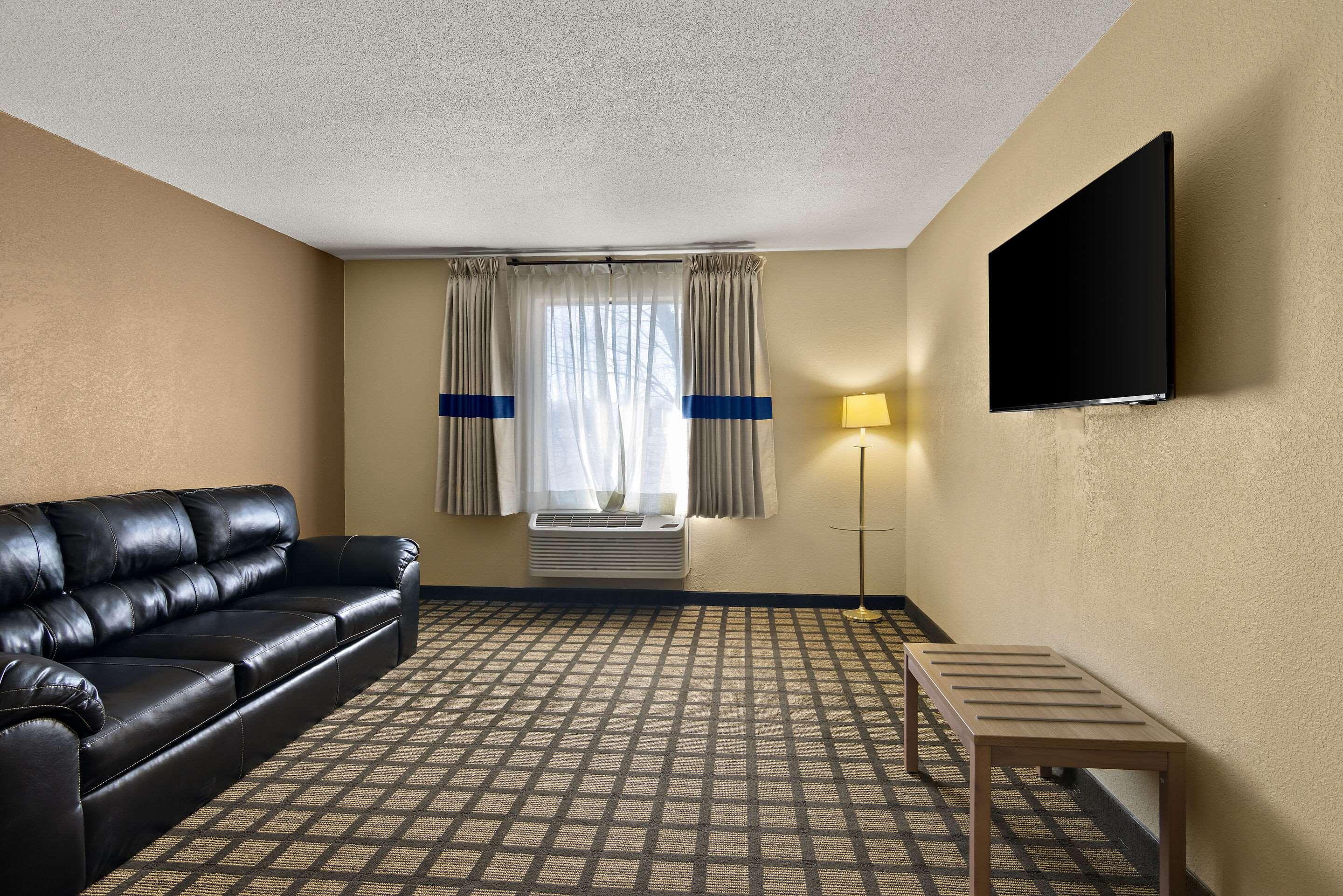 Clarion Pointe Bloomington Normal I-55 University
