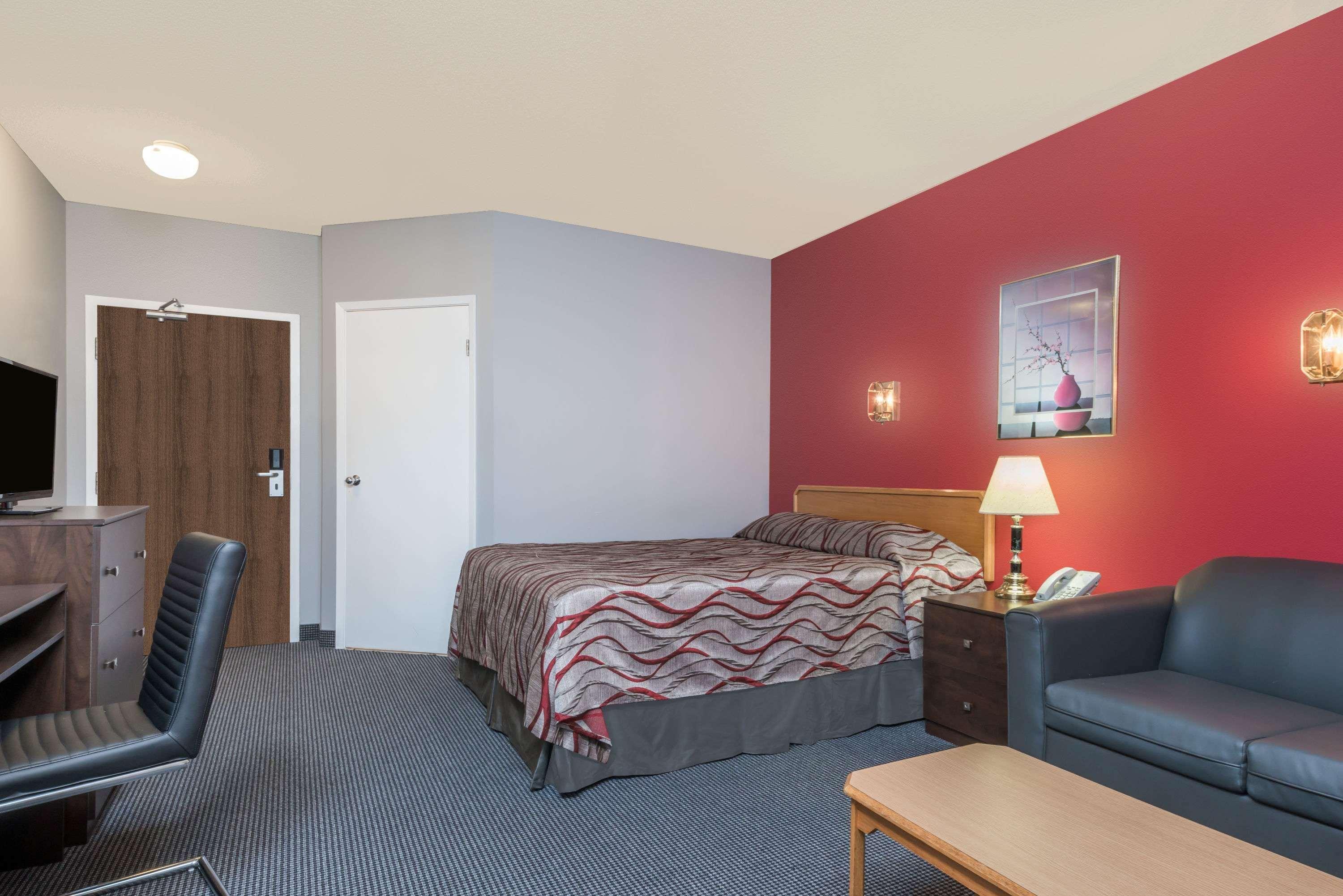 Super 8 by Wyndham Mt Hope Hamilton Inter. Airport