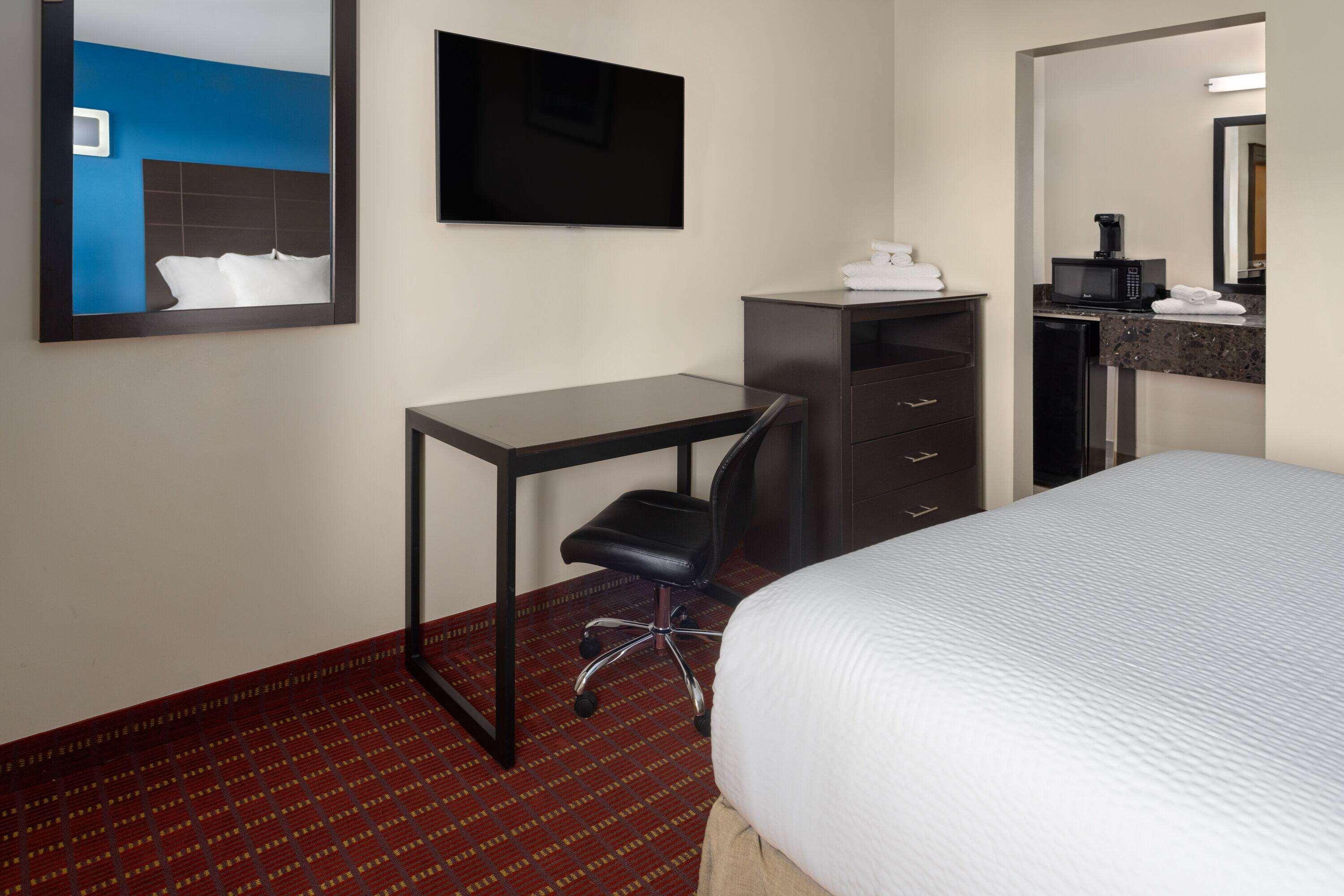 Travelodge by Wyndham Manhasset