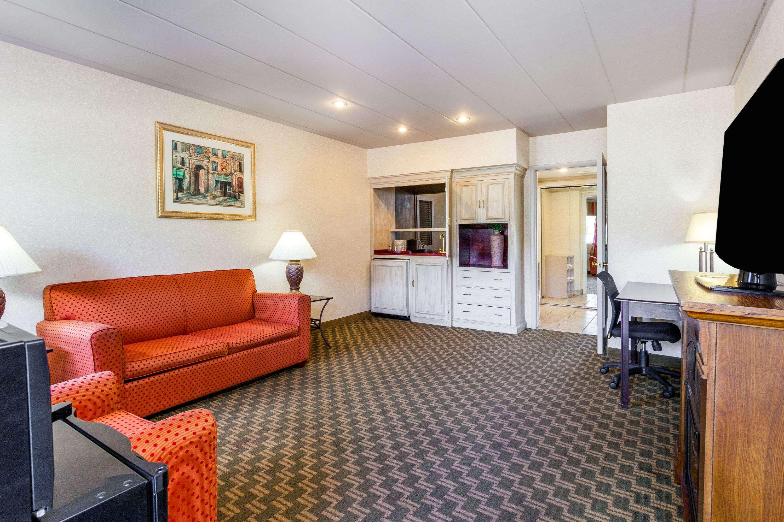 Days Inn & Suites By Wyndham Roseville/Detroit
