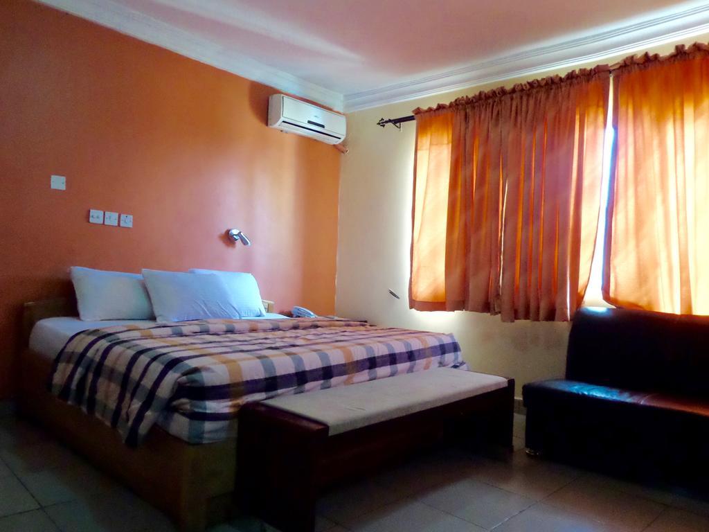 Divine Fountain Hotel Ajao Estate