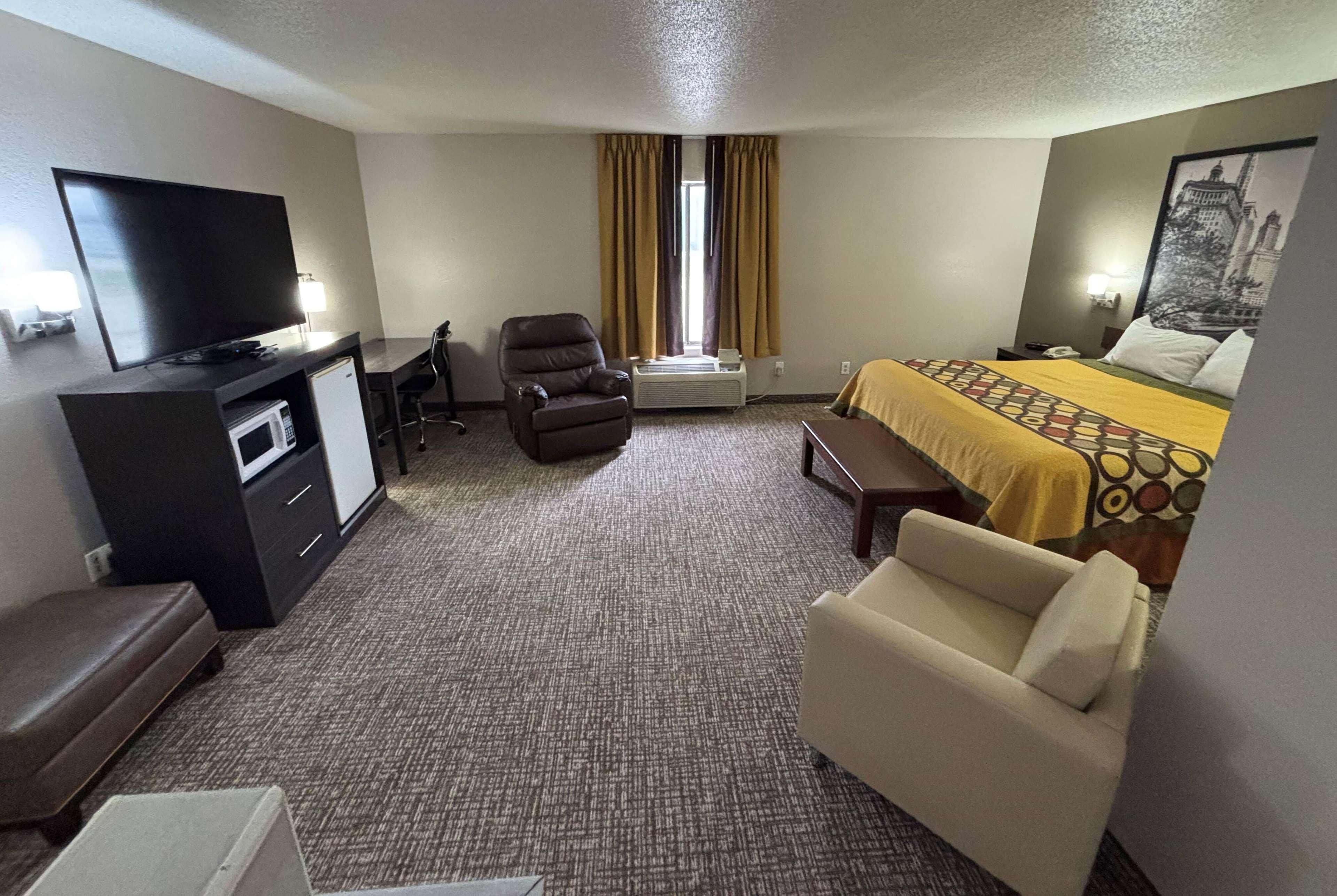 Super 8 by Wyndham Marshall