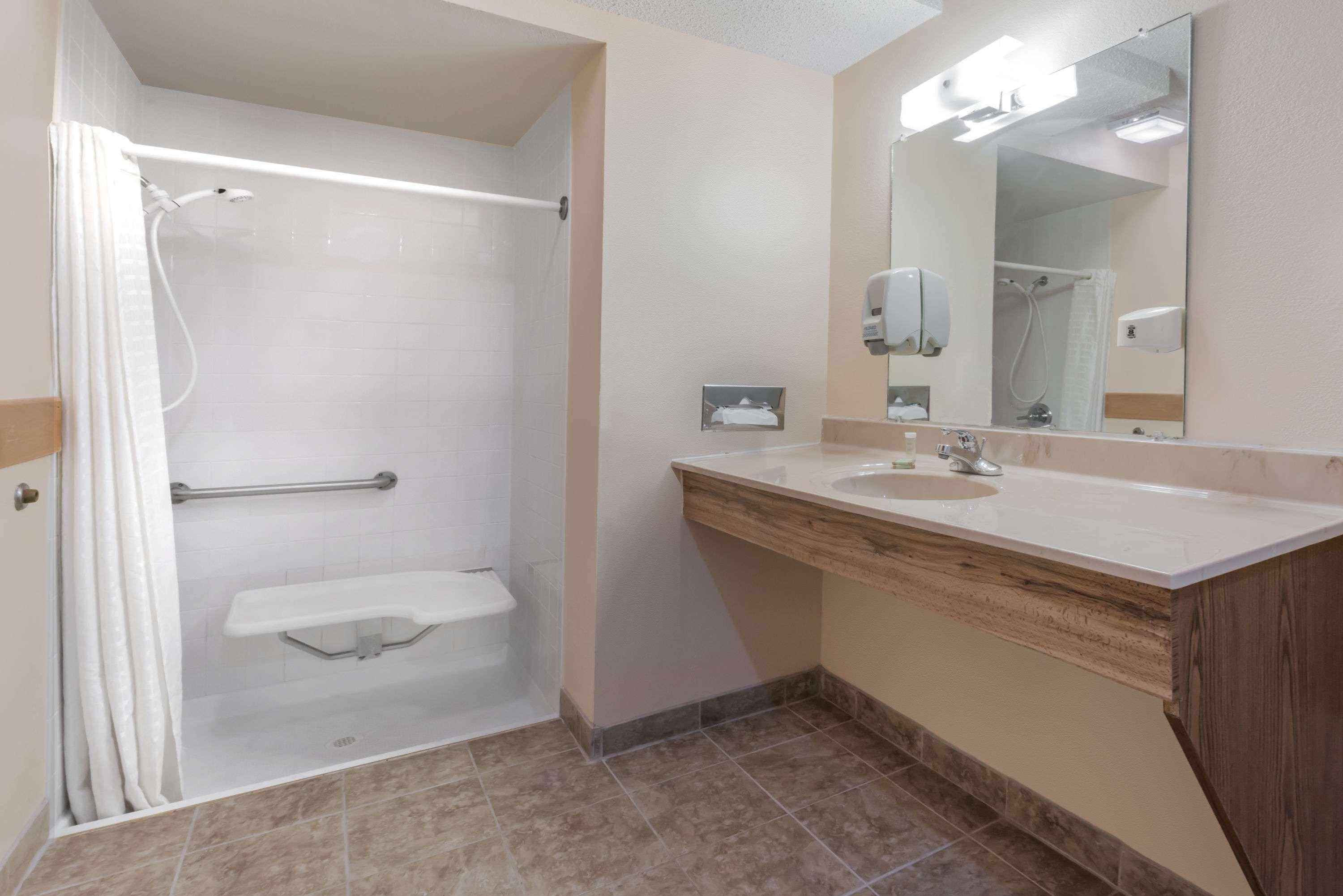 Super 8 by Wyndham Higginsville