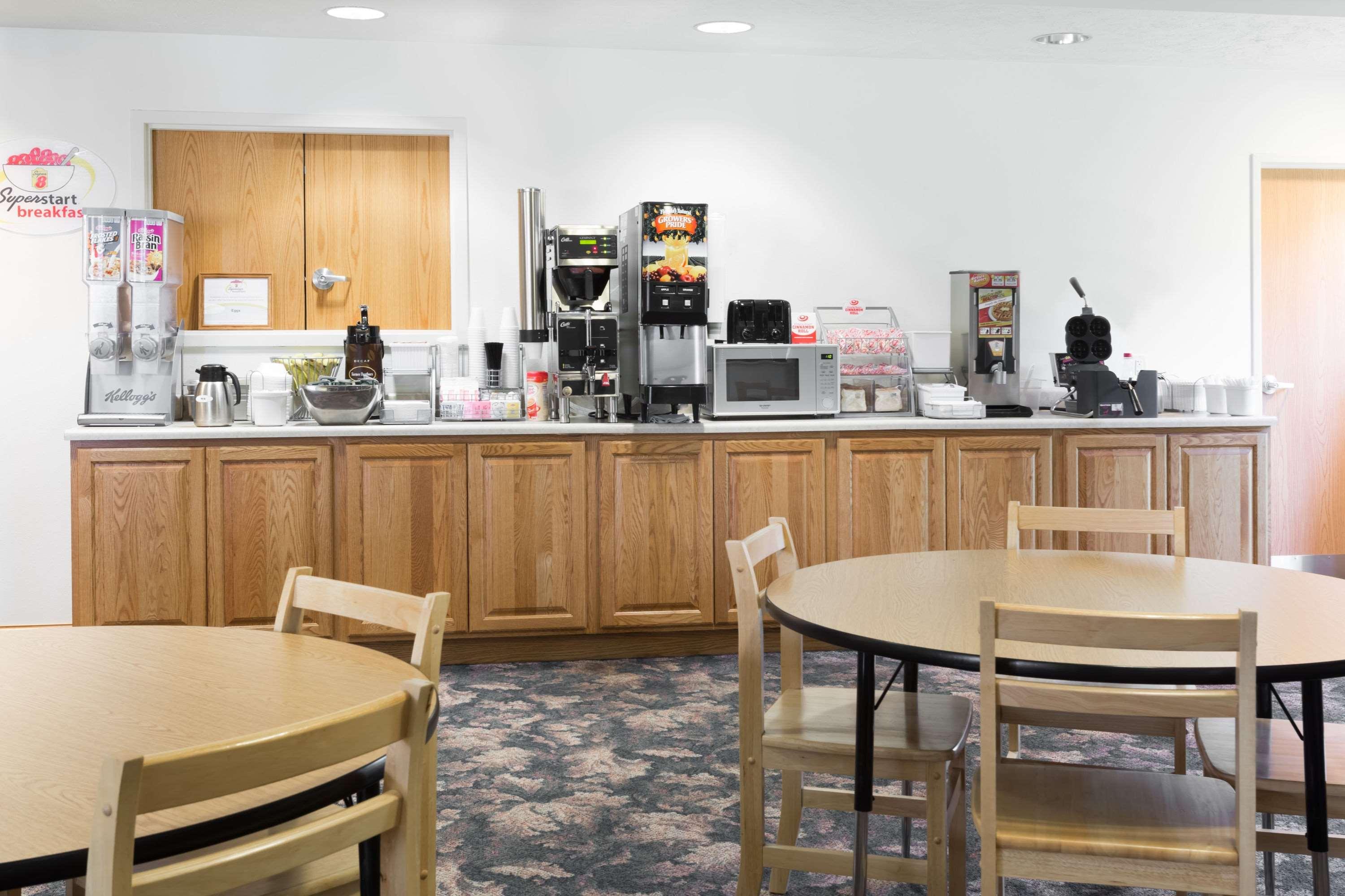 Super 8 By Wyndham Alma