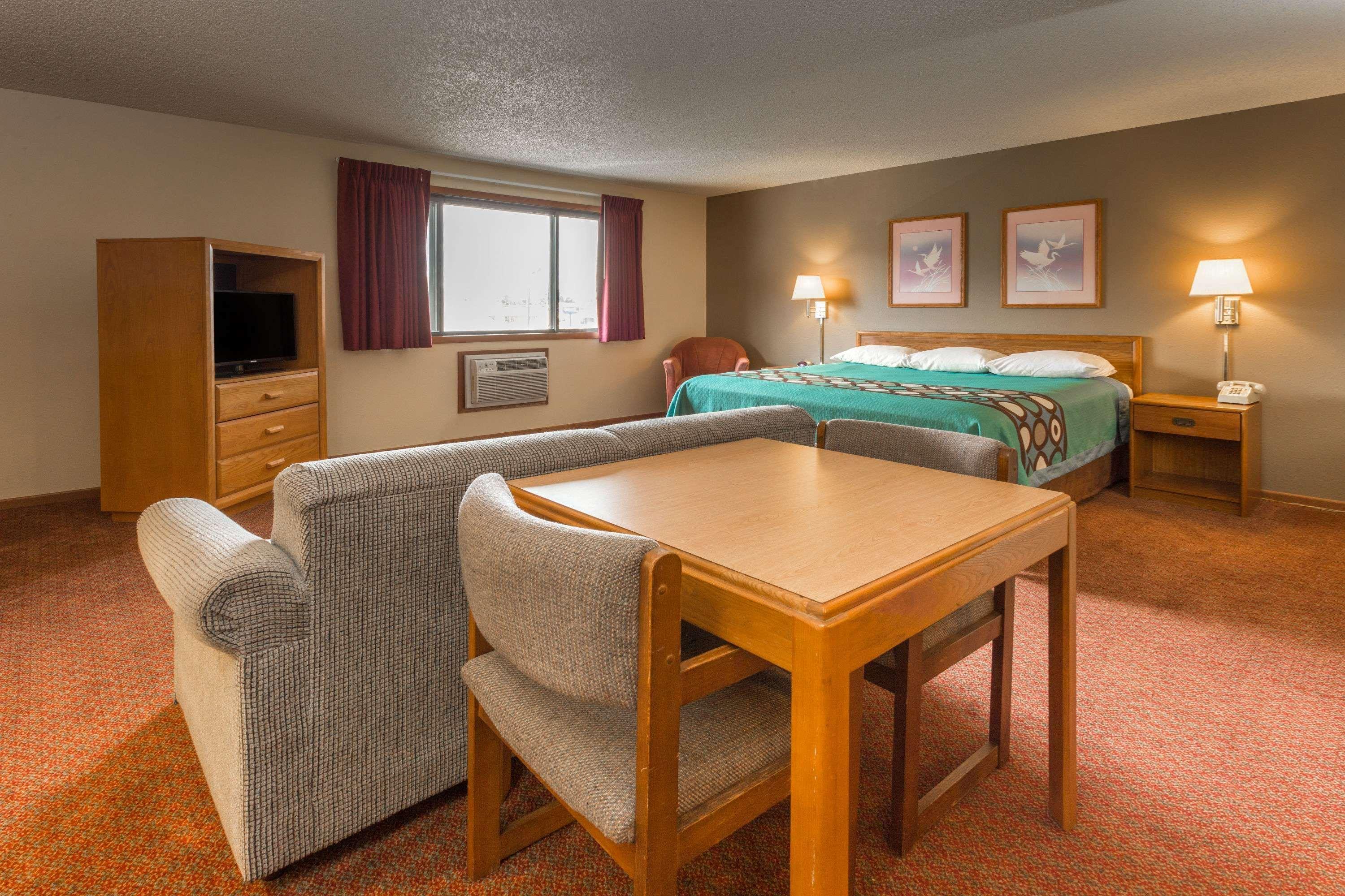 Super 8 By Wyndham Hartford Wi