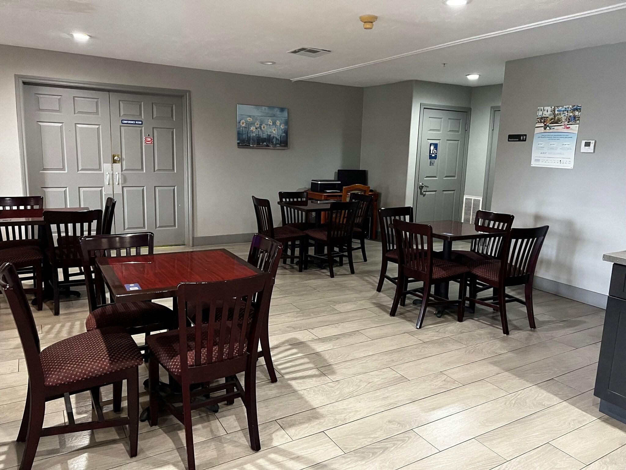 Super 8 By Wyndham Sealy
