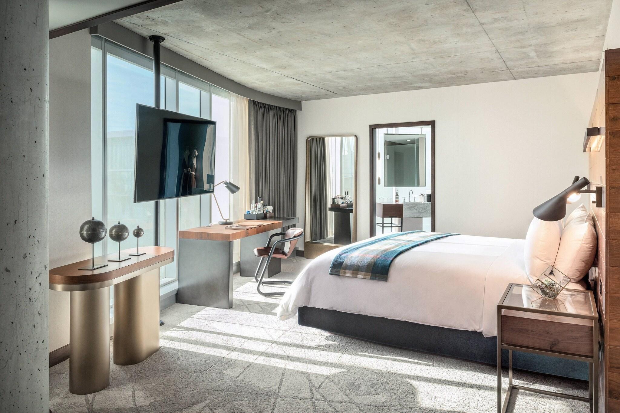 the DOUGLAS, Autograph Collection by null