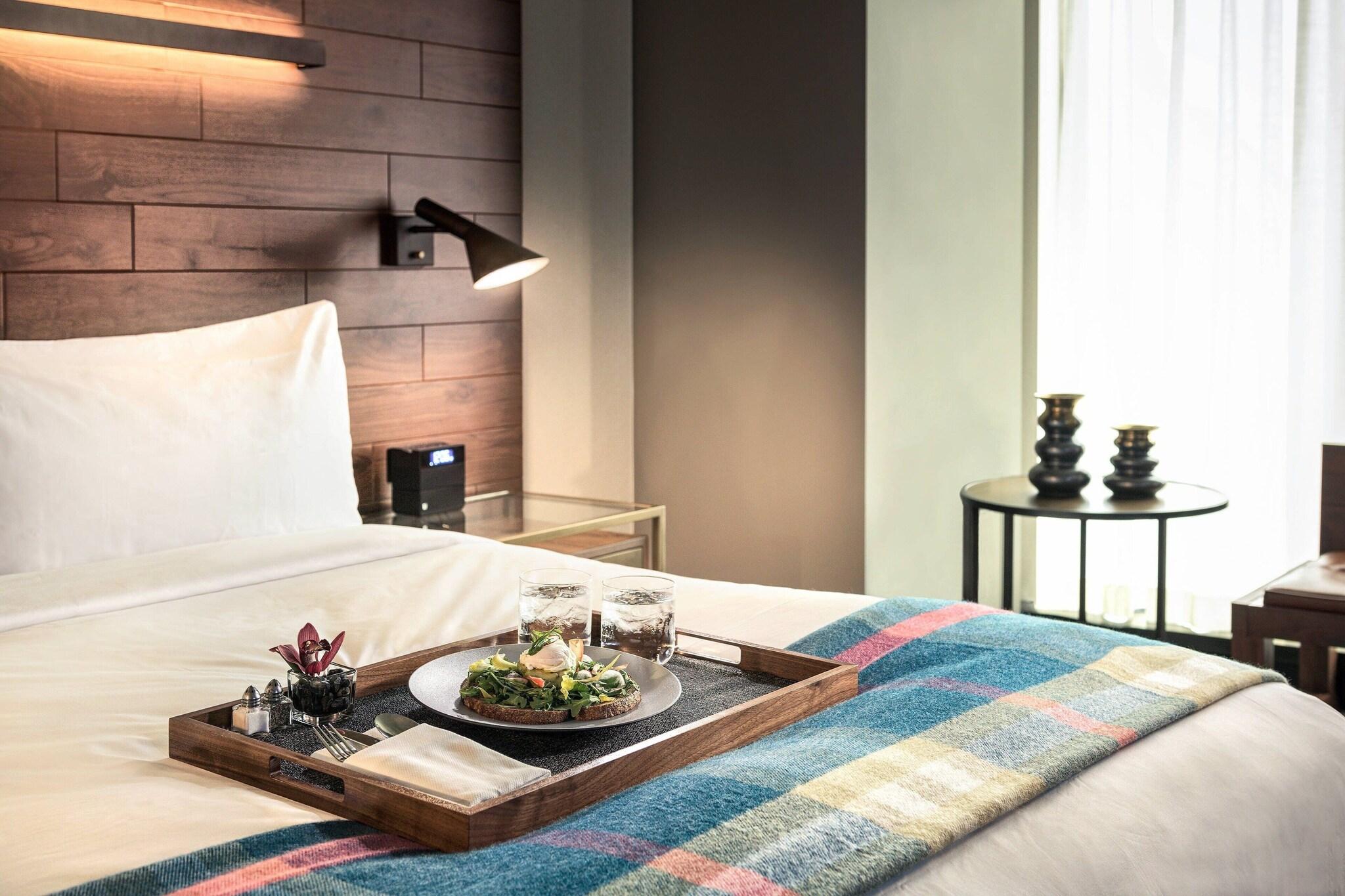 the DOUGLAS, Autograph Collection by null