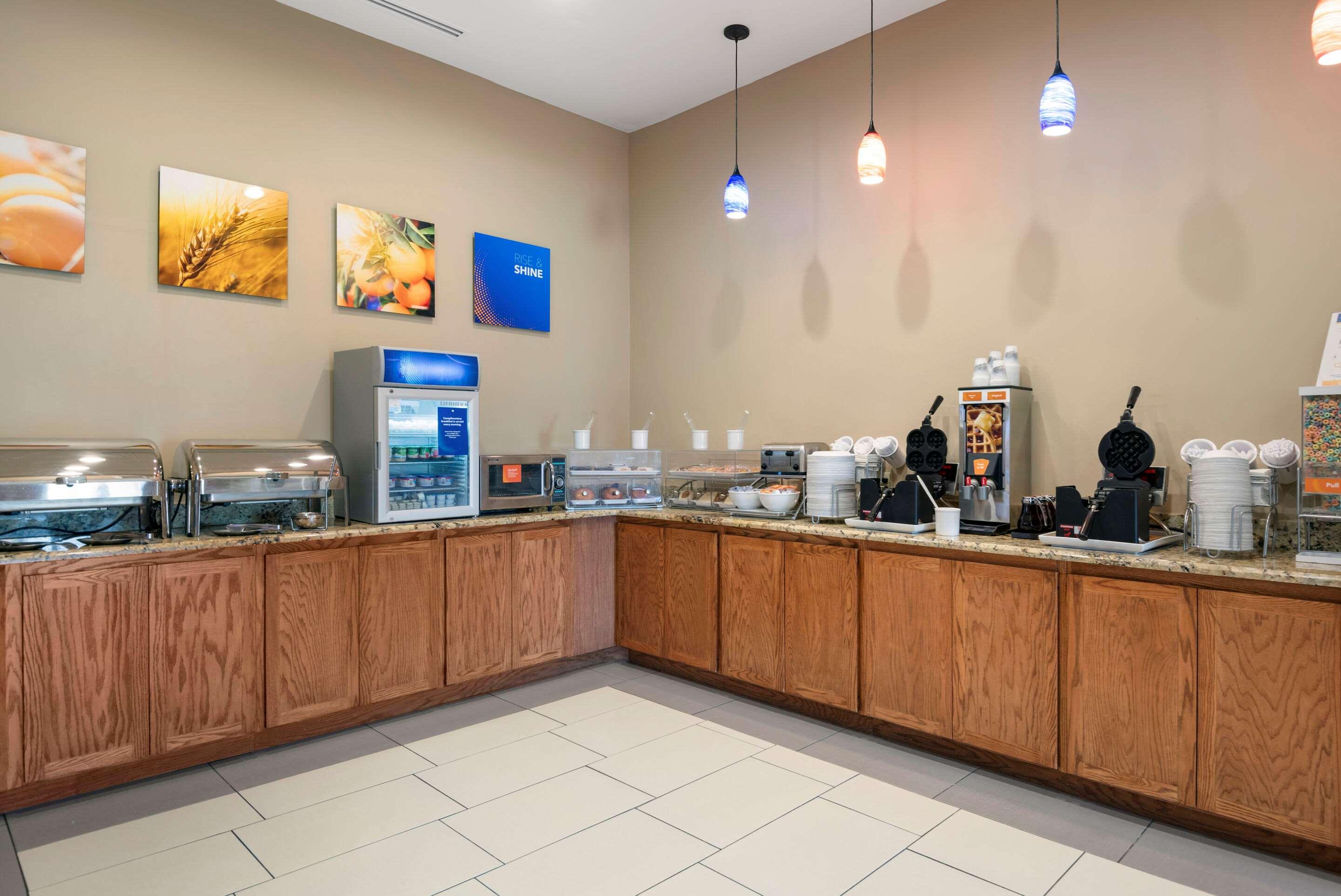 Comfort Suites University