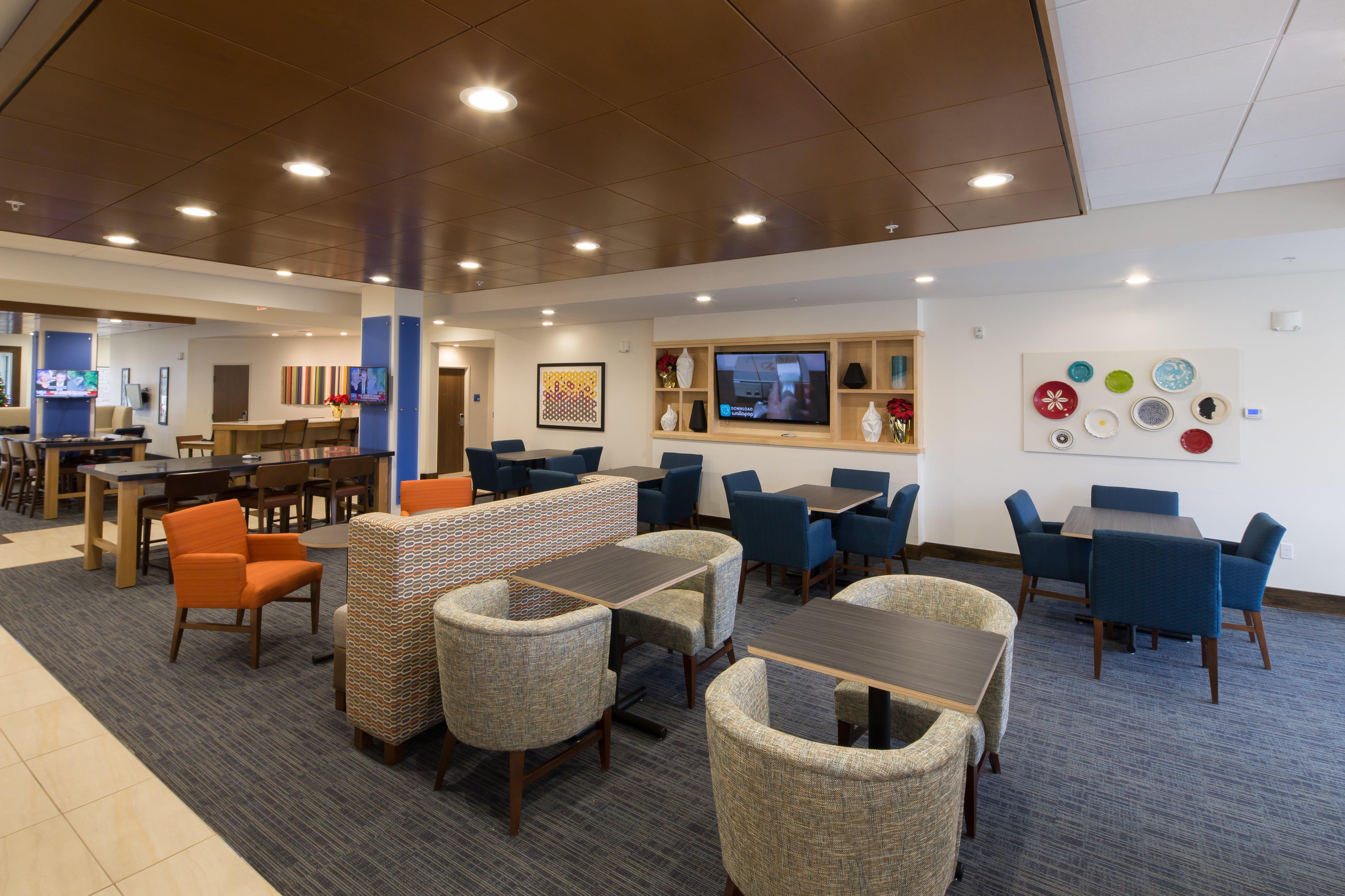 Holiday Inn Express and Suites Rochester Hills Det