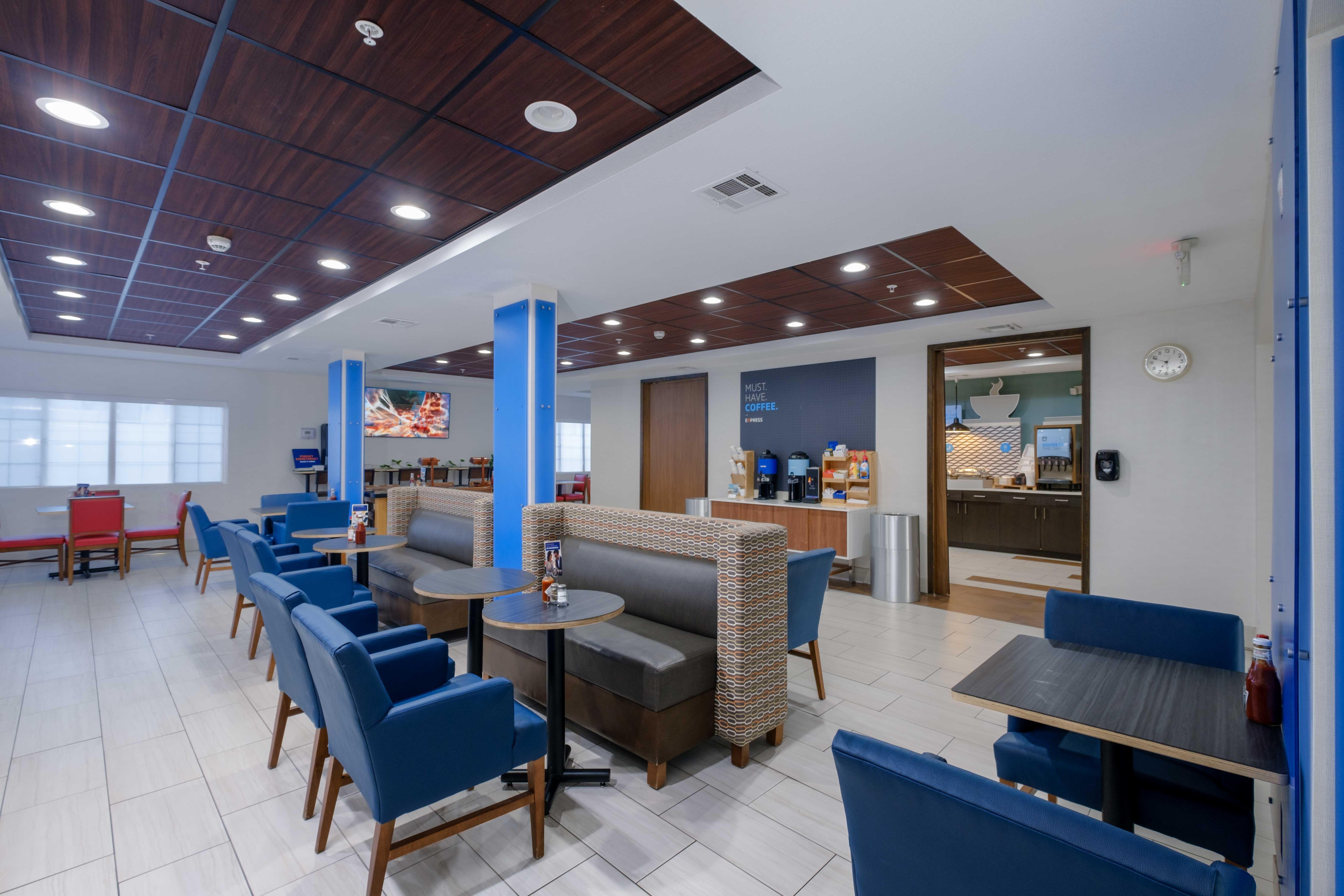 Holiday Inn Express & Suites Carlsbad By IHG