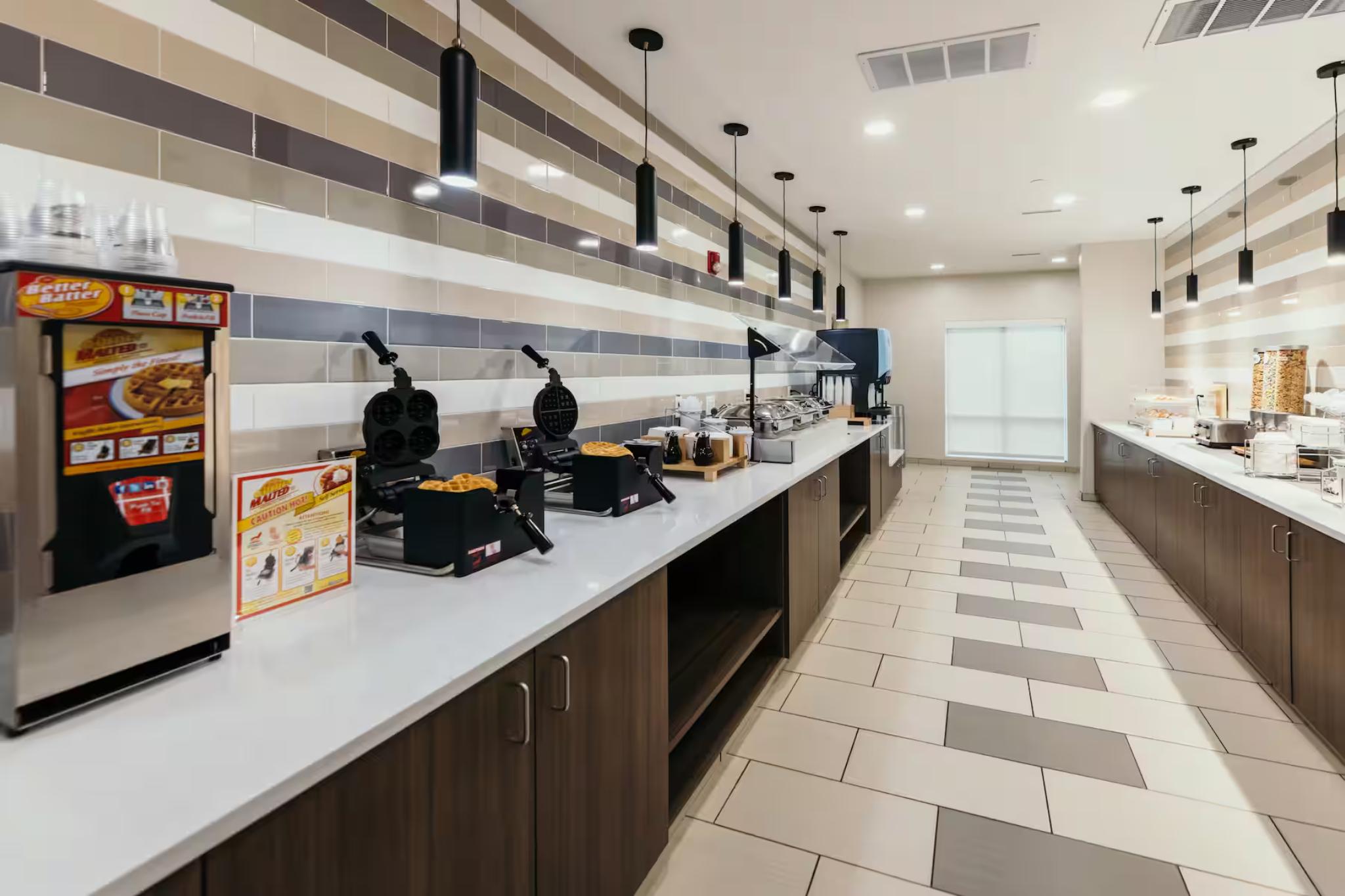 La Quinta Inn & Suites by Wyndham Ankeny IA / Des