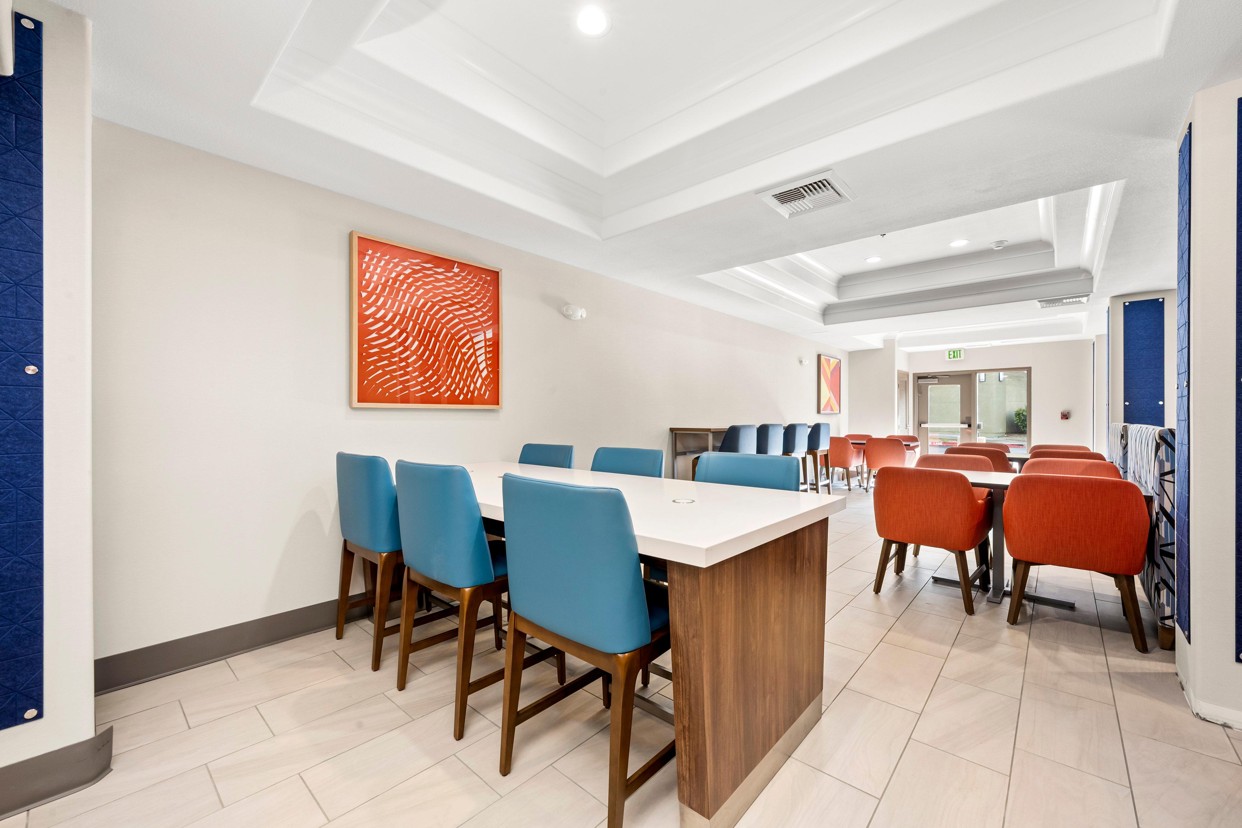 Holiday Inn Express Suites Lincoln-Roseville Area