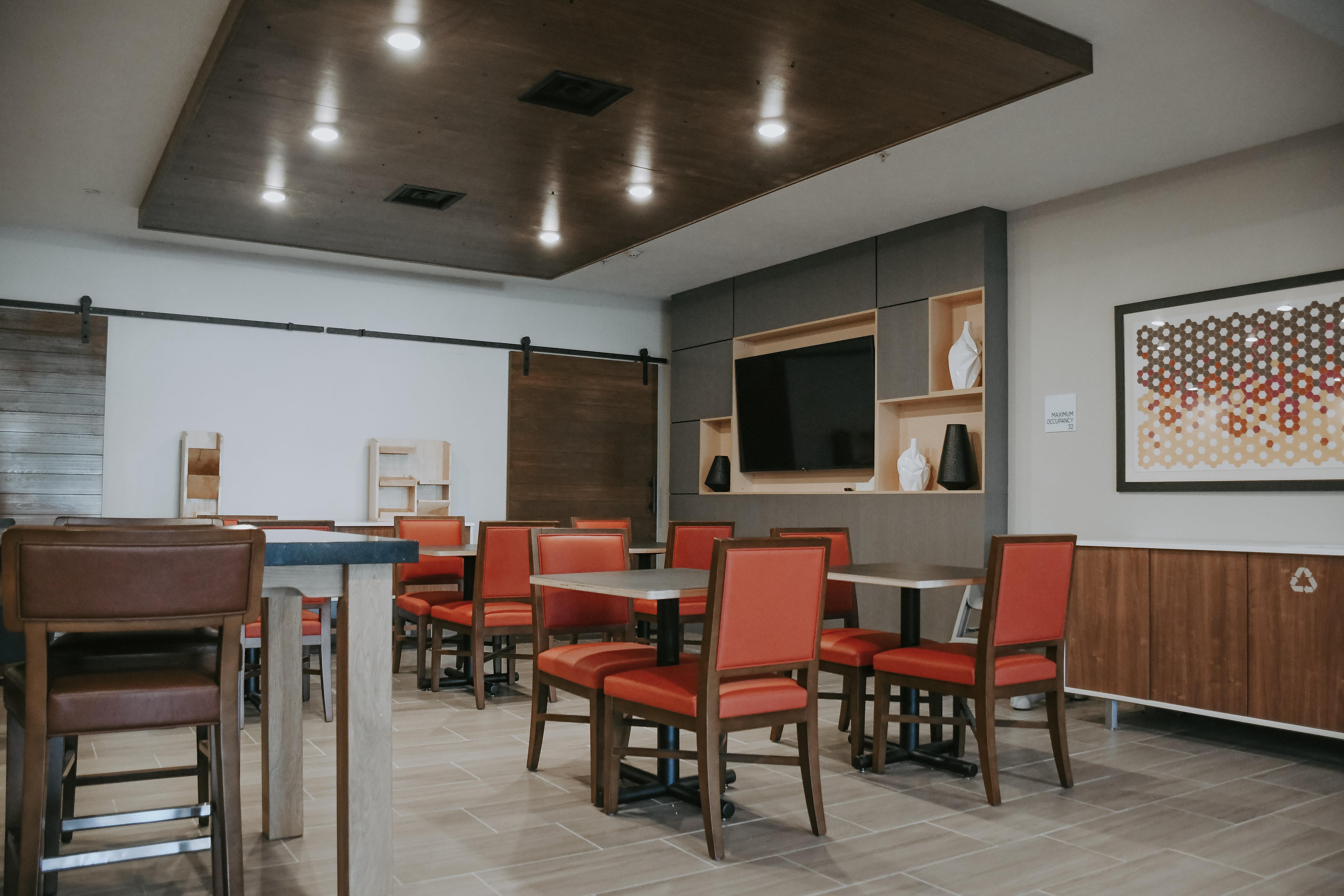 Holiday Inn Express & Suites Lincoln South By IHG