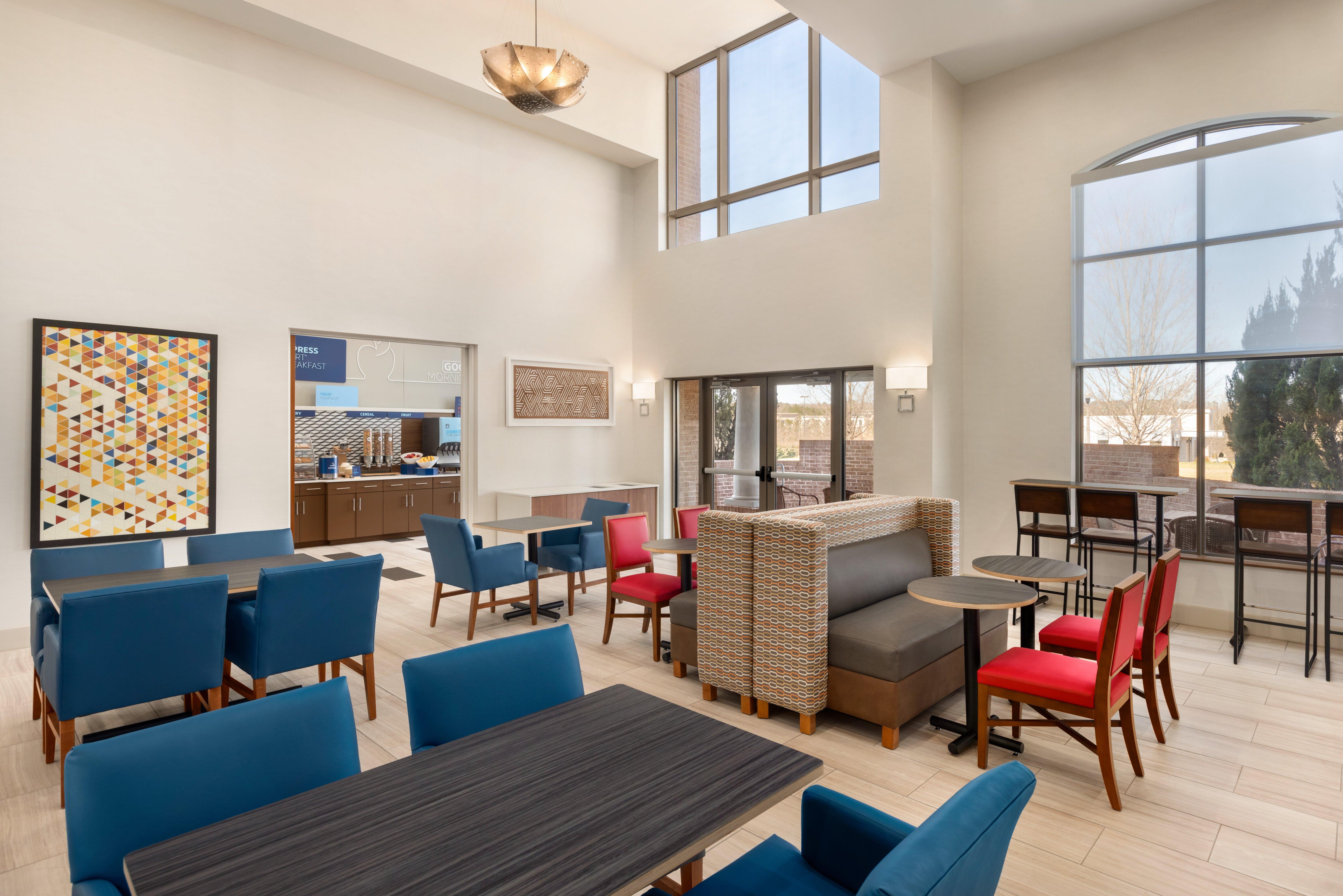 Holiday Inn Express & Suites Opelika Auburn