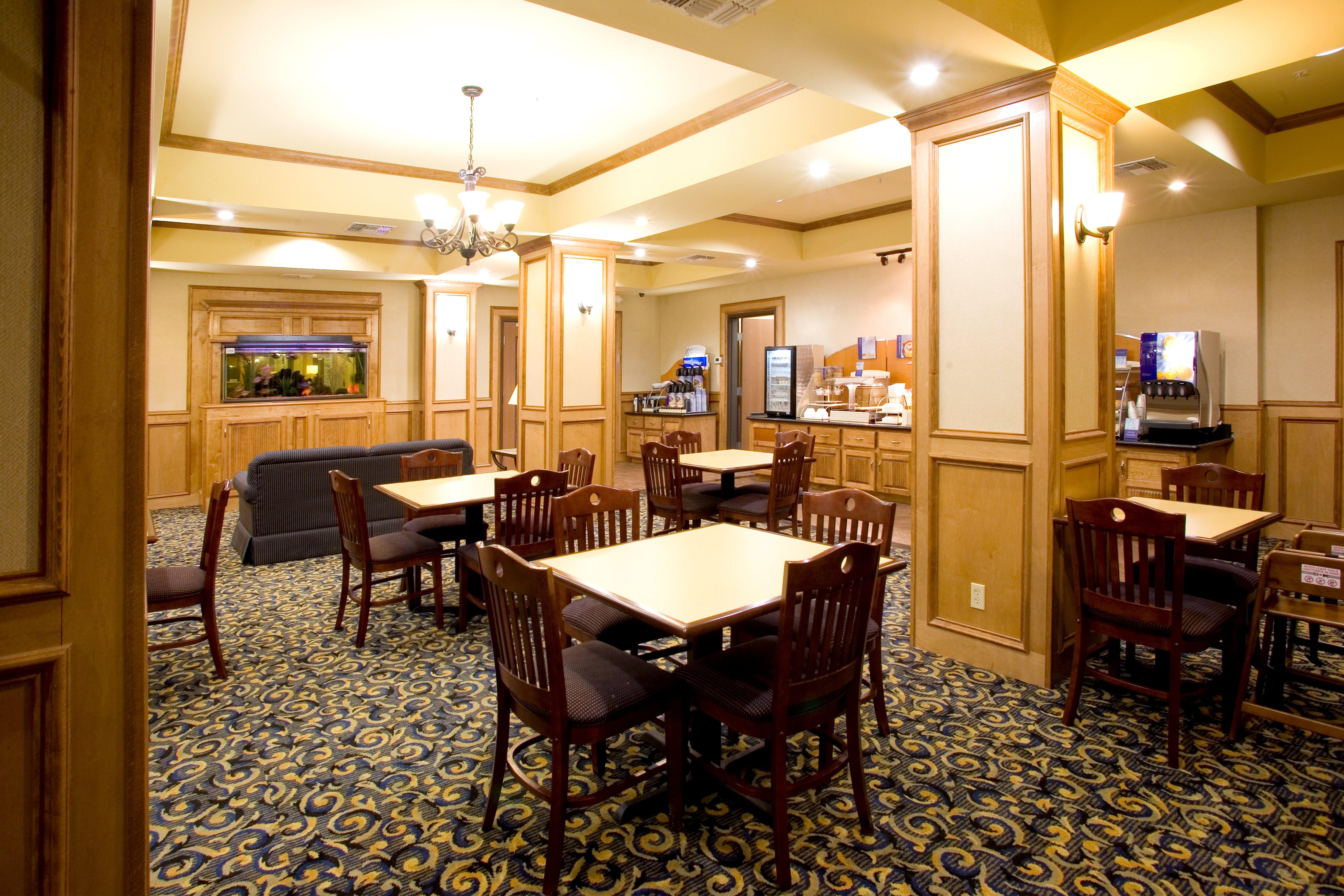 Holiday Inn Express and Suites Jourdanton Pleasant