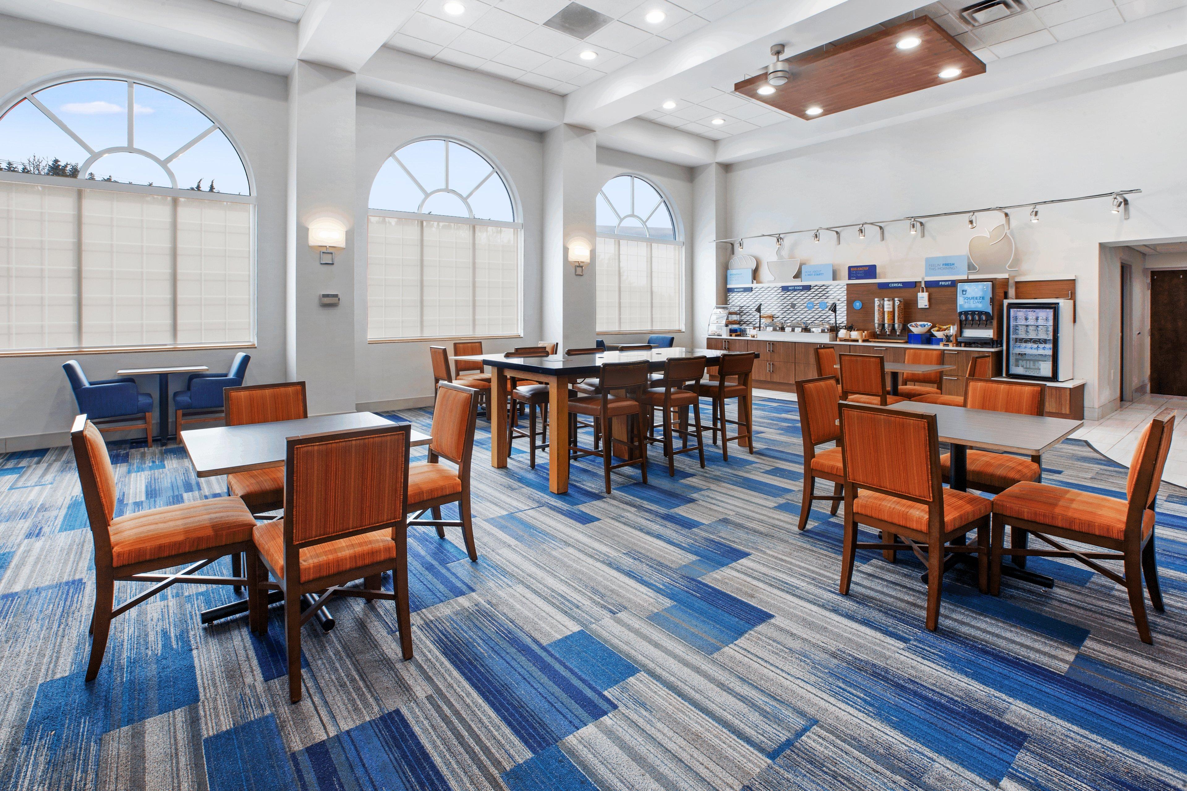Holiday Inn Express & Suites Warrenton, an IHG