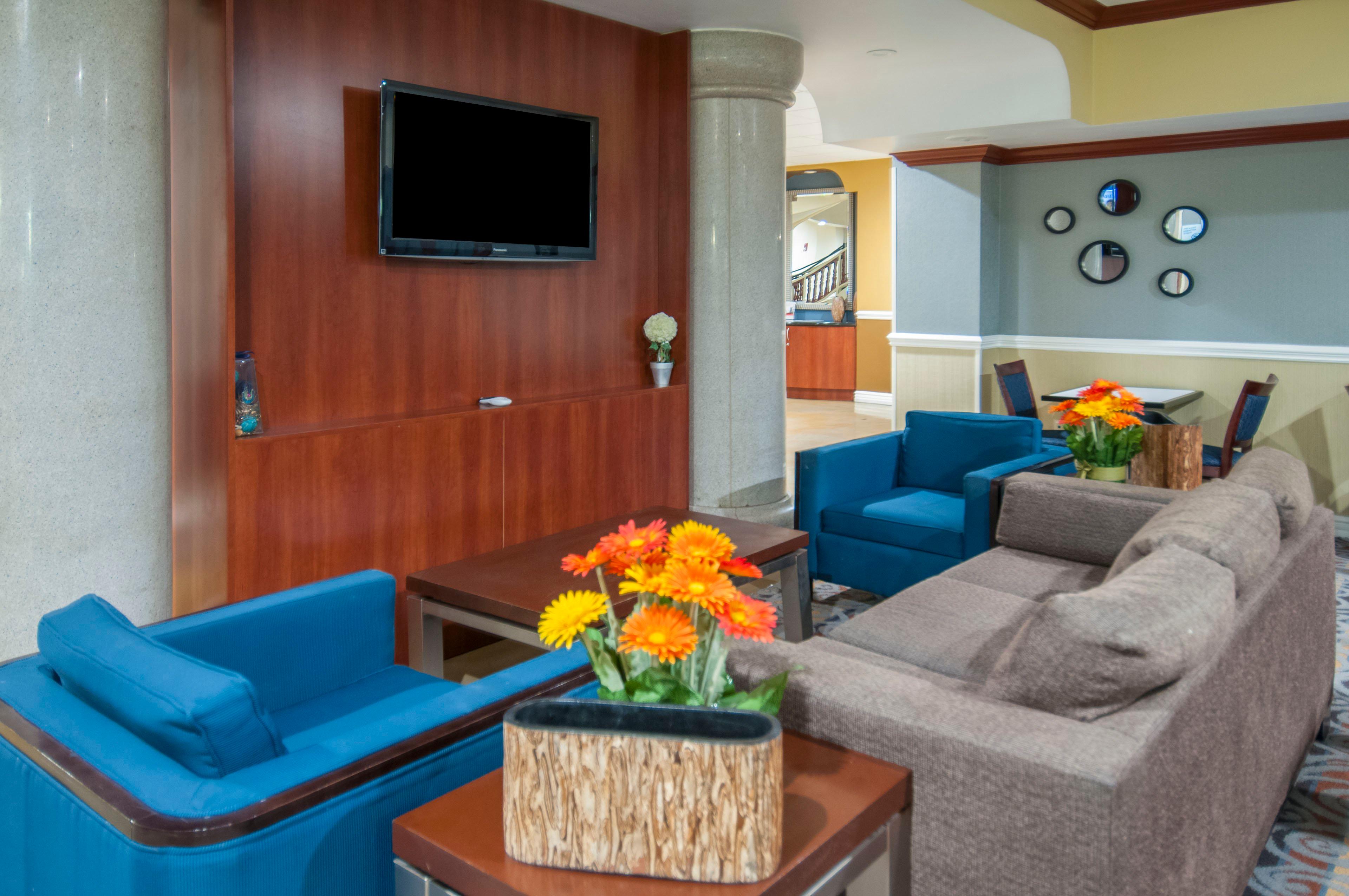 Holiday Inn Express and Suites Bakersfield Central