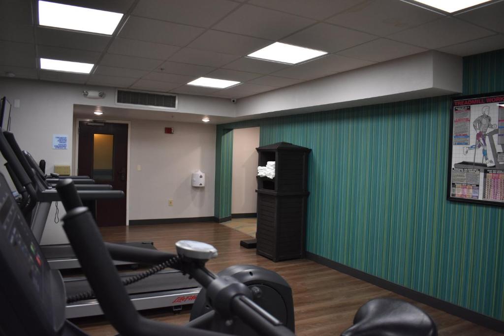 Holiday Inn Express and Suites Brentwood North Nas