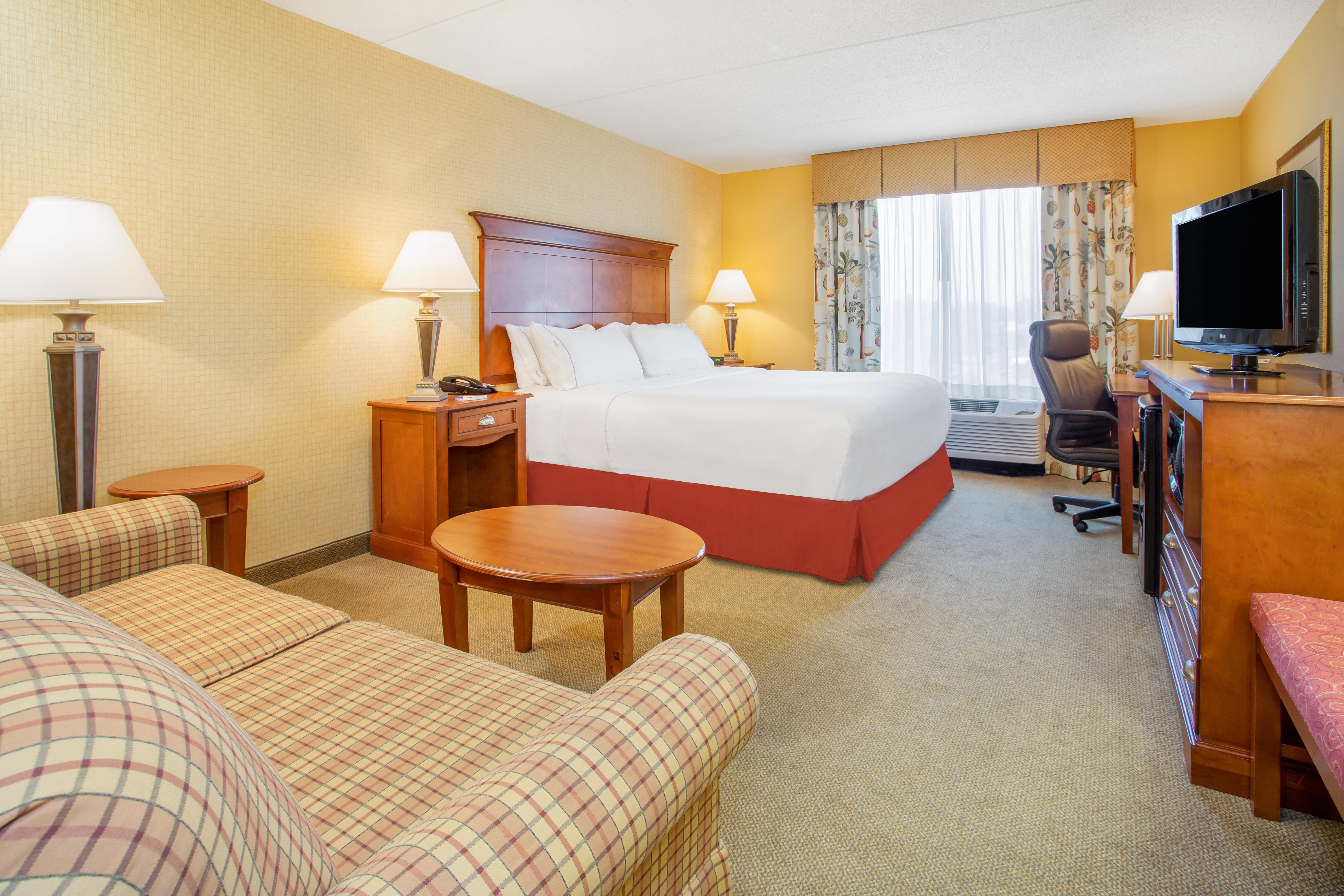 Holiday Inn Express and Suites Bloomington